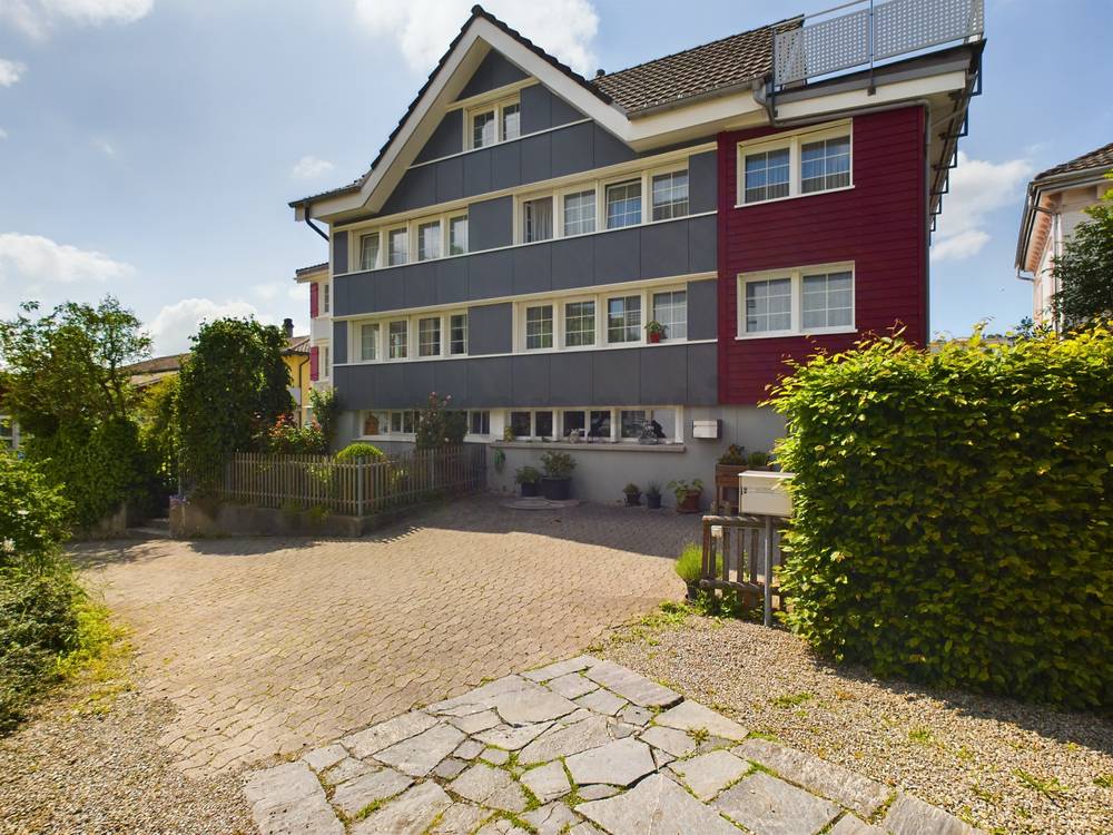 Mehrfamilienhaus mit Vorgarten und Zufahrt