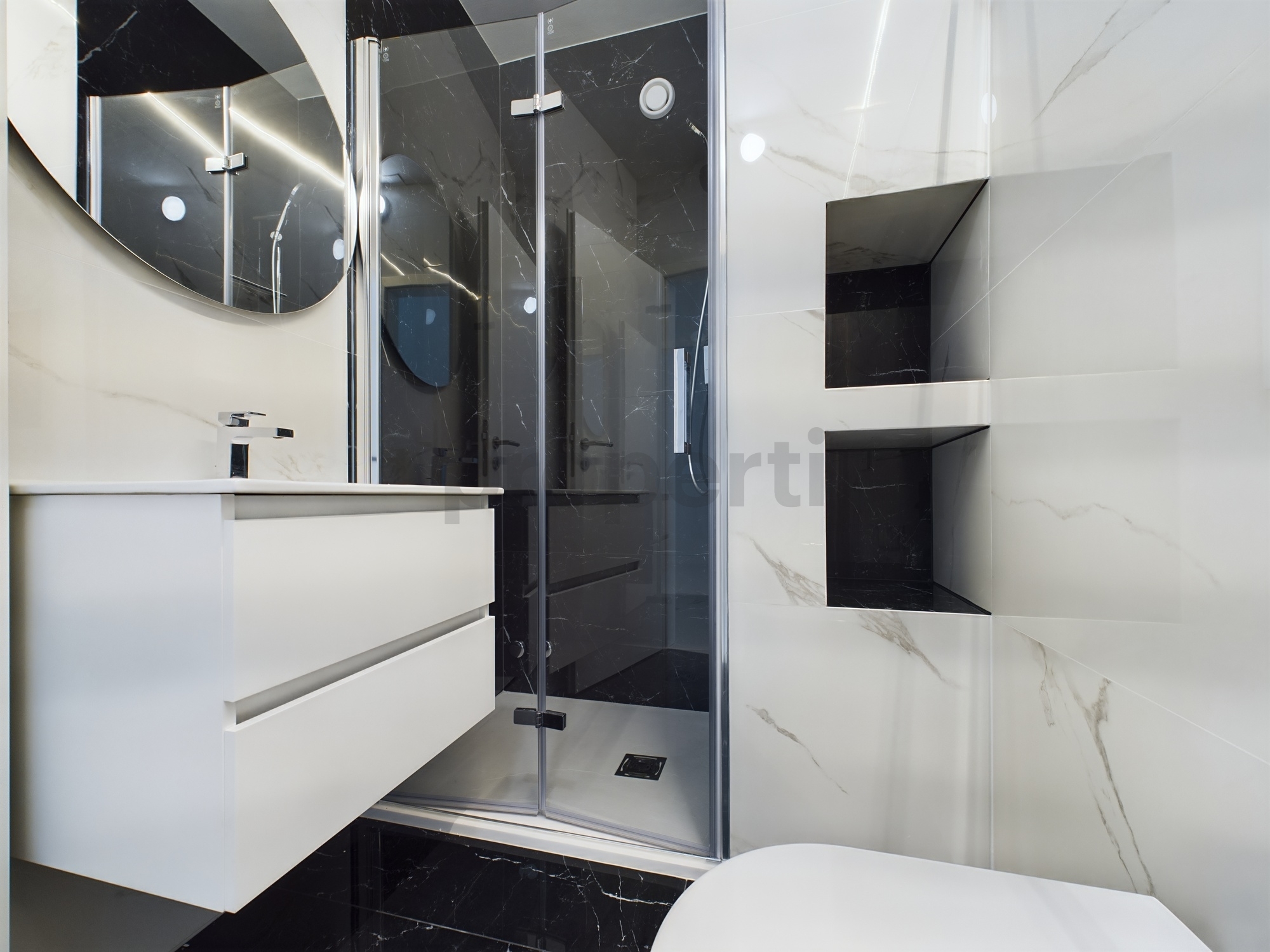 Modernes Badezimmer mit Dusche und schwarzem Marmordesign