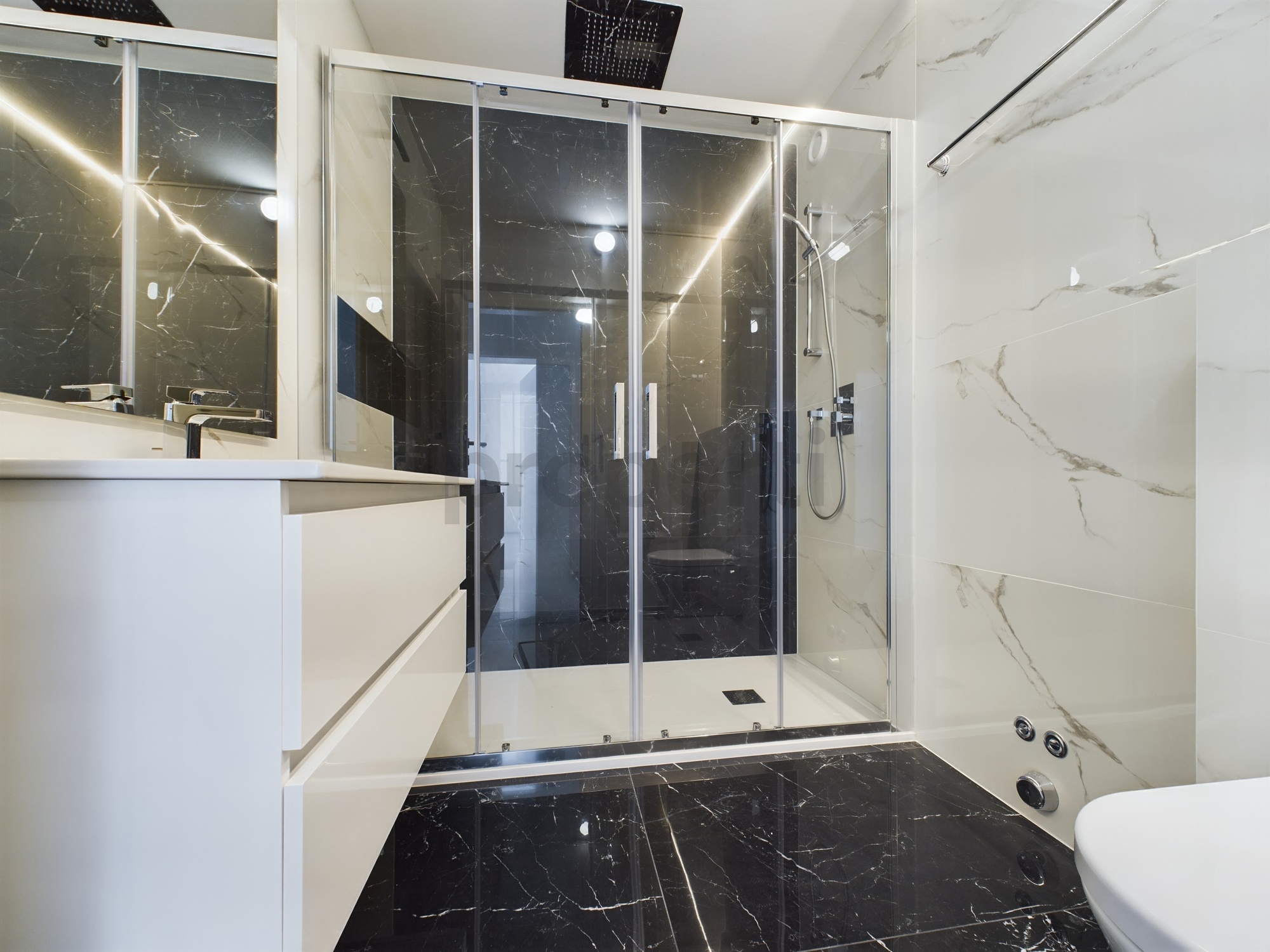 Modernes Badezimmer mit Walk-in-Dusche