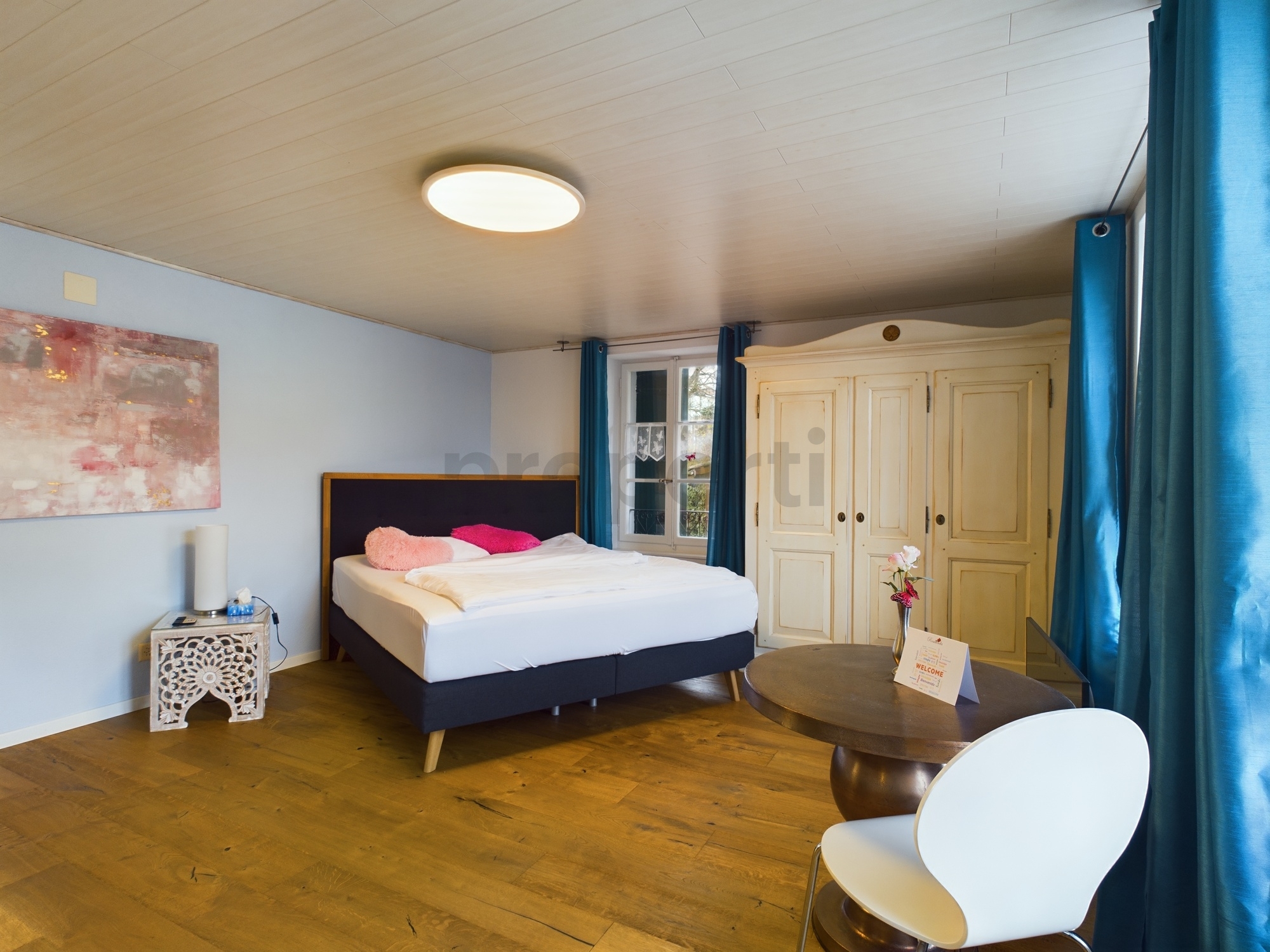 Gemütliches Schlafzimmer mit blauem Akzent und Vintage-Möbeln