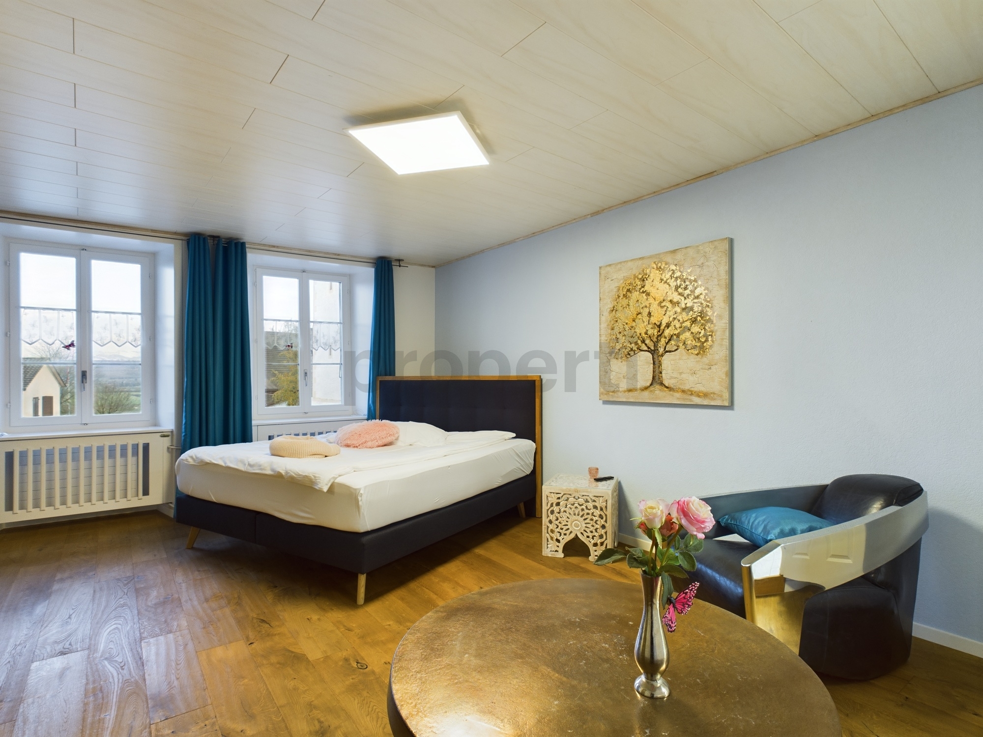 Helles Schlafzimmer mit Dachfenster-ähnlicher Beleuchtung