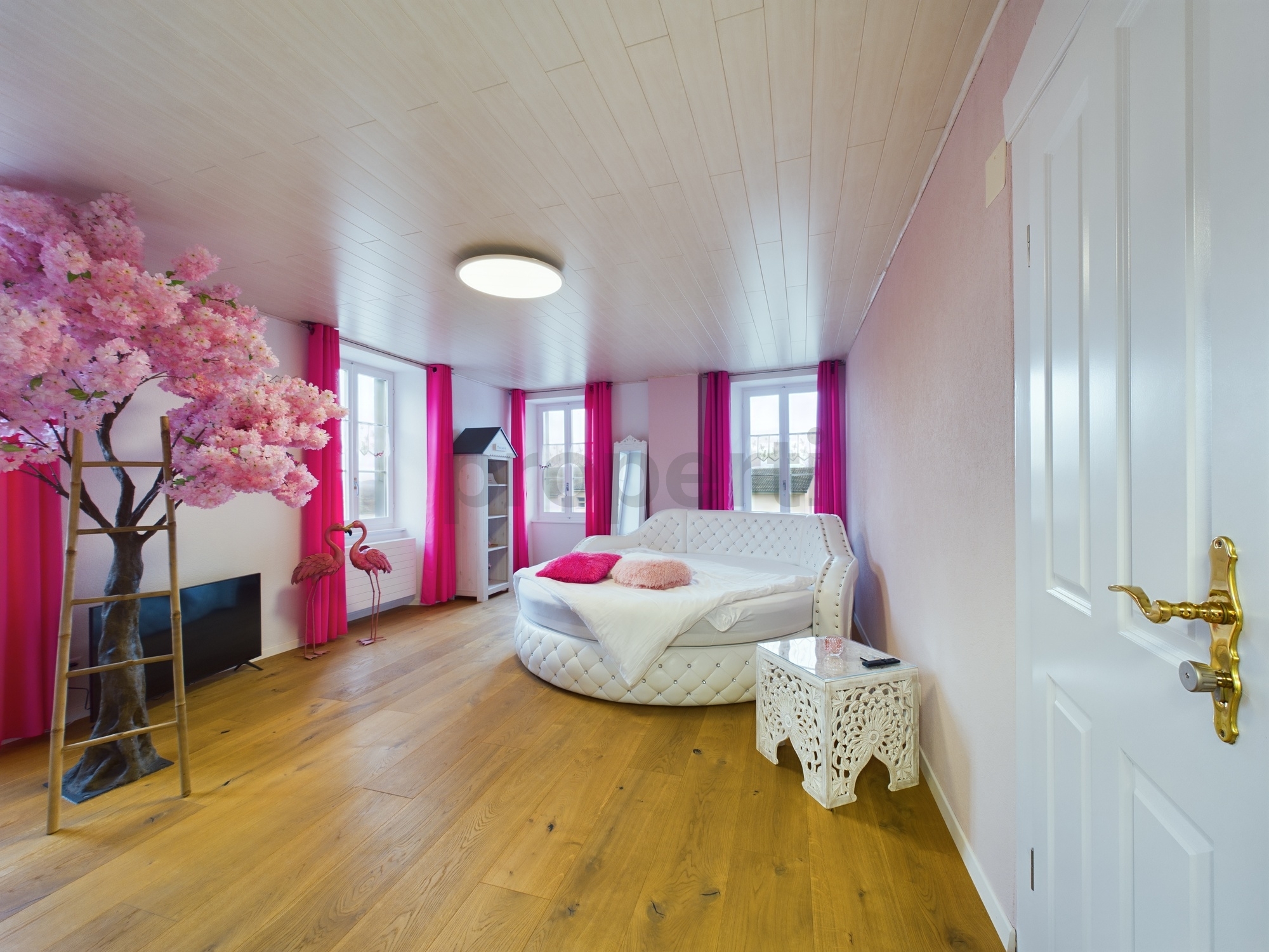 Verspieltes Schlafzimmer mit rosa Akzenten