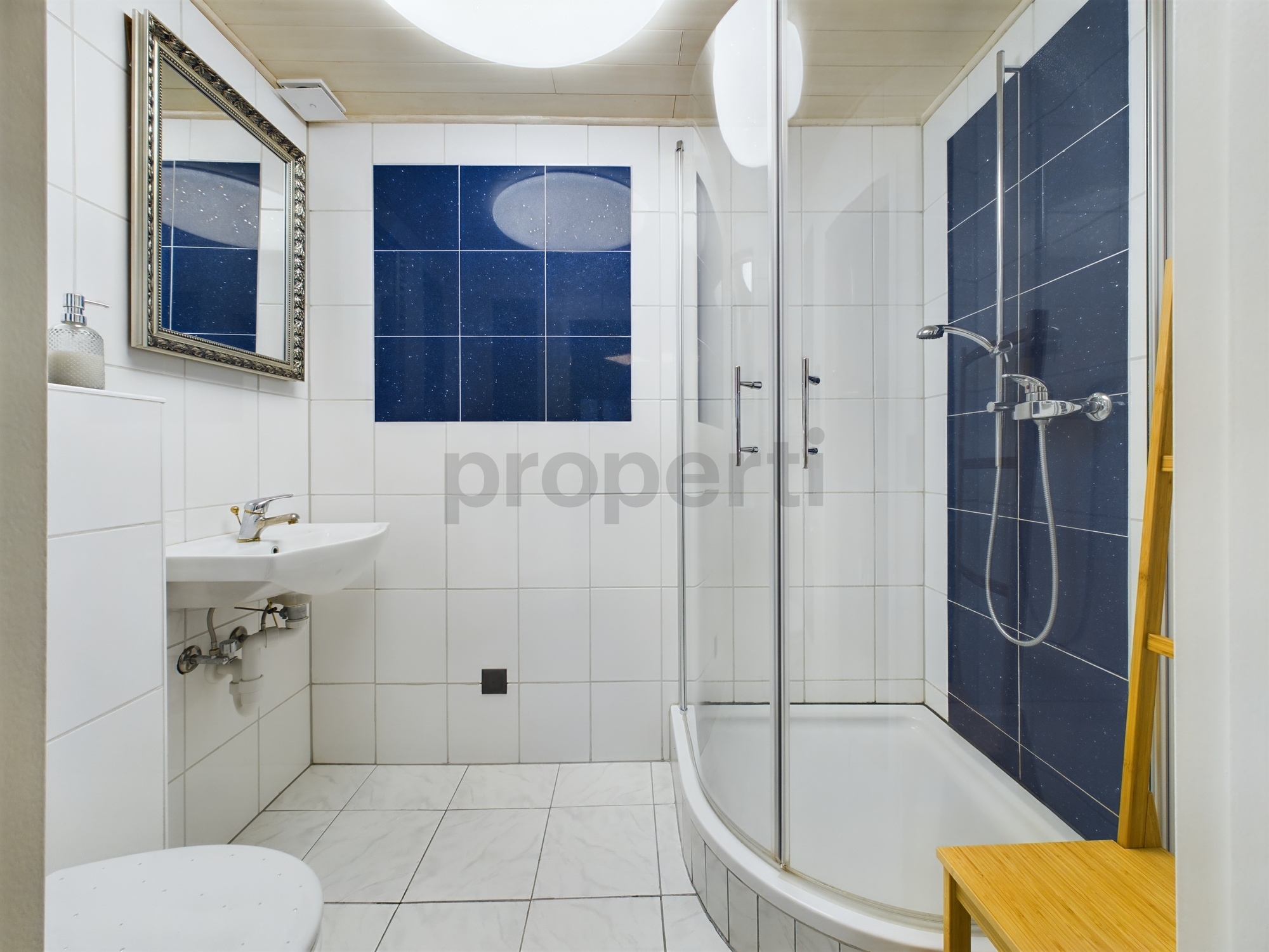 Modernes Badezimmer mit Badewanne und Dusche