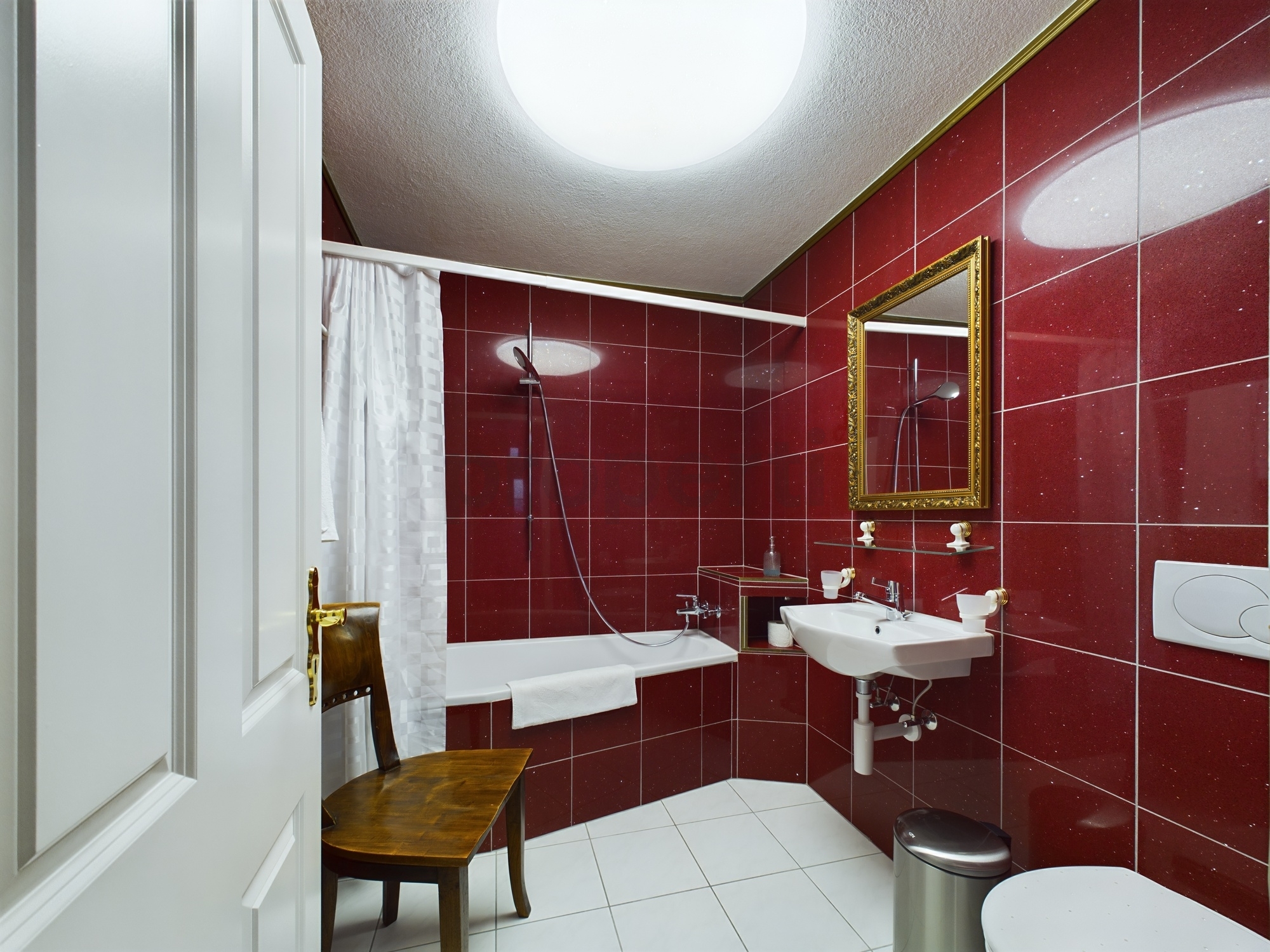 Badezimmer mit roter Wandverfliesung