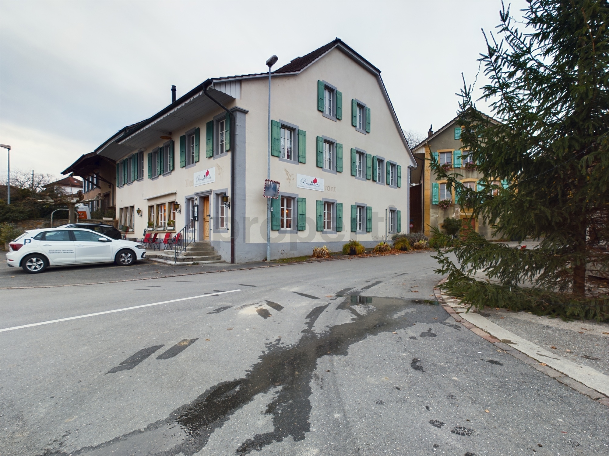 Außenansicht eines Hauses mit Restaurant im Dorf-/Straßenraum