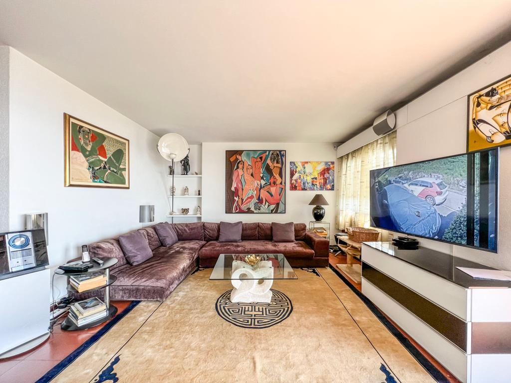 Wohnzimmer mit Retro-Möblierung