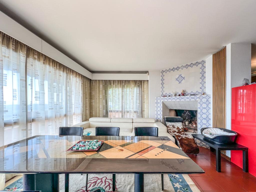 Wohnzimmer mit Kamin und Essbereich