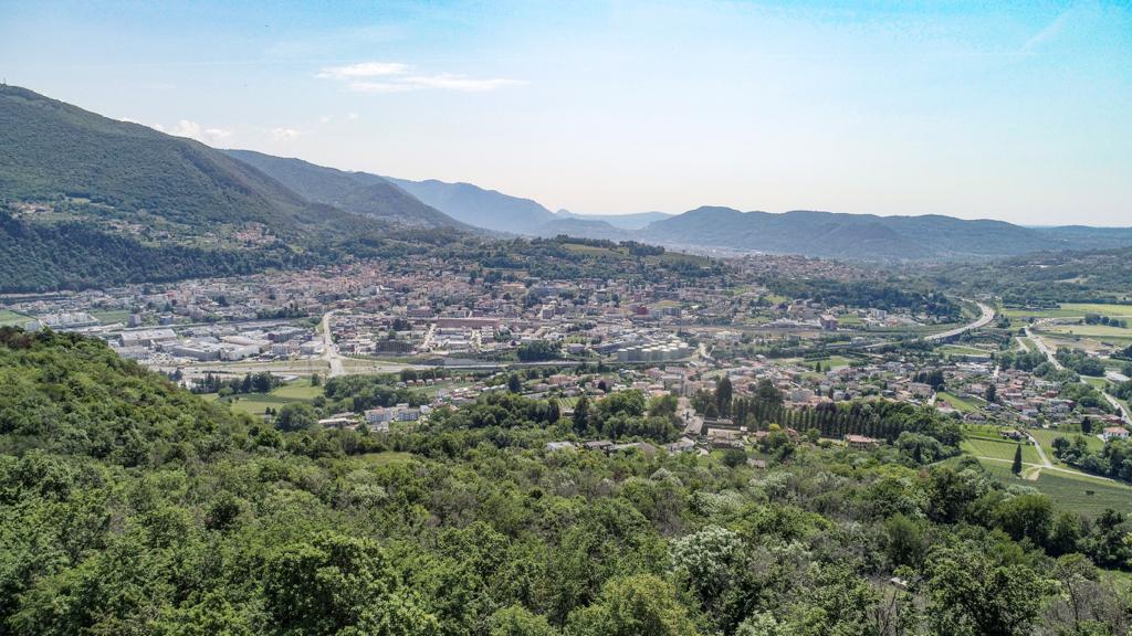 Panoramablick über ein Tal mit Stadt und Bergen