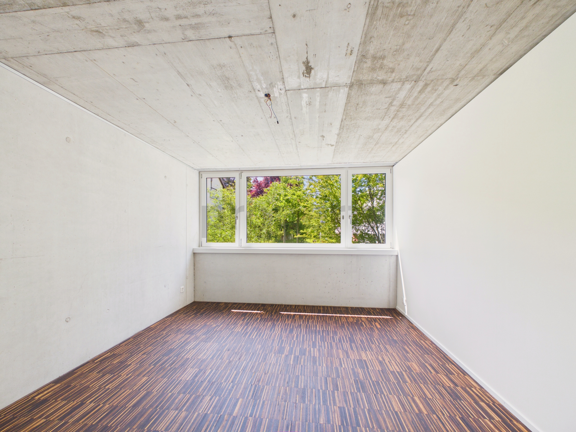 Leerer heller Raum mit großem Fenster