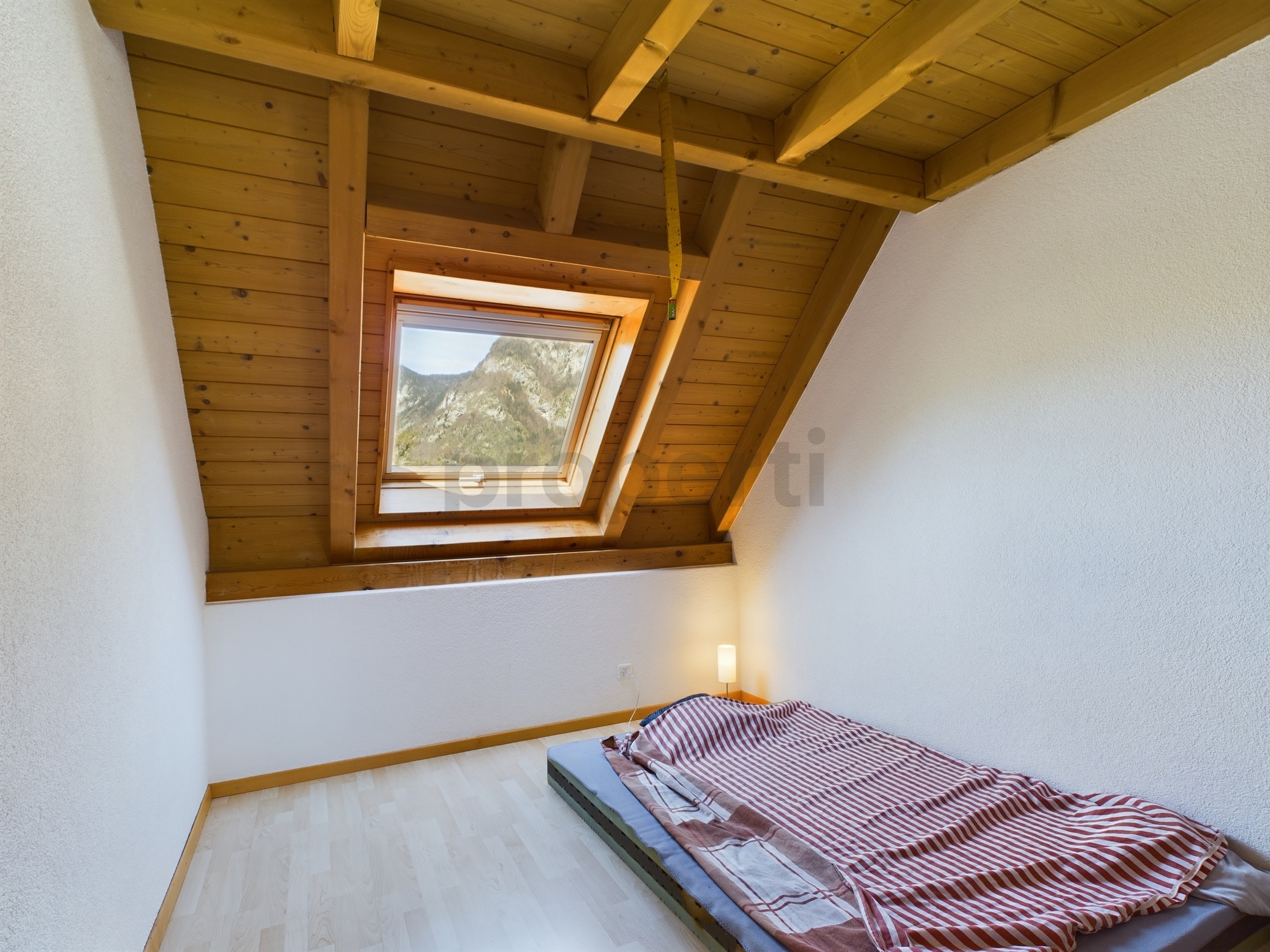 Dachgeschoss-Schlafzimmer mit Blick in die Berge