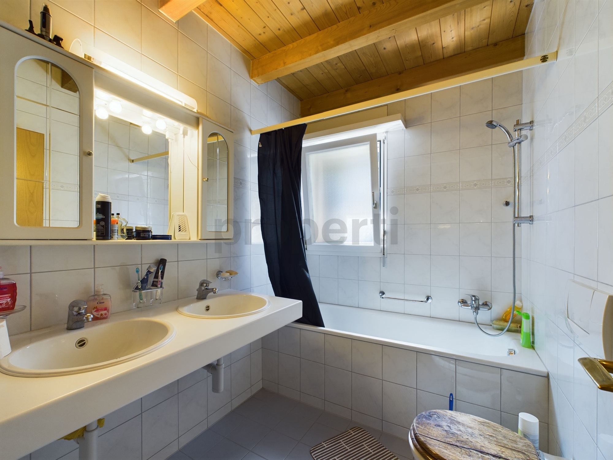 Helles Badezimmer mit Wanne und Doppelwaschtisch