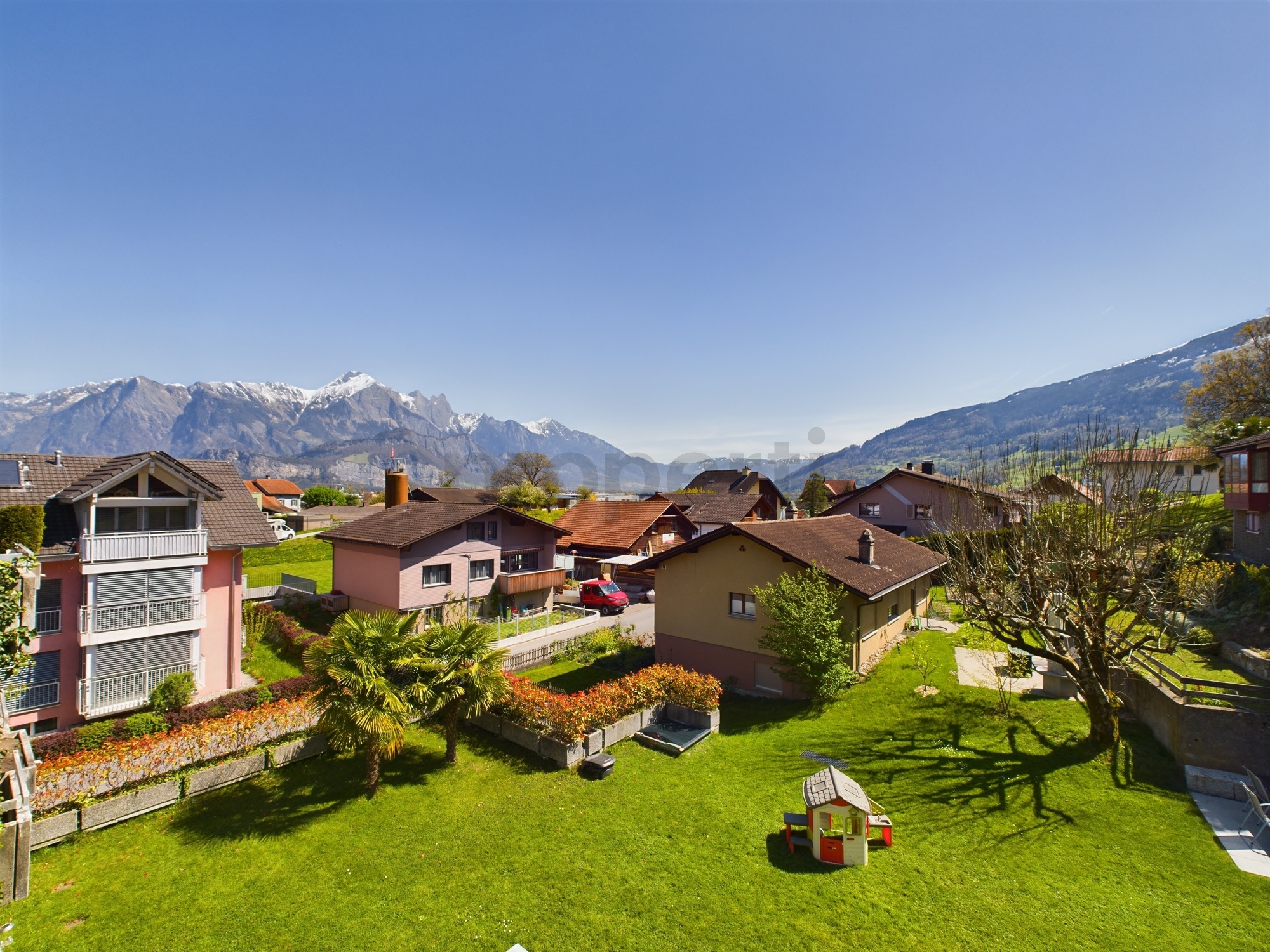Bergblick auf Wohngebiet mit Garten