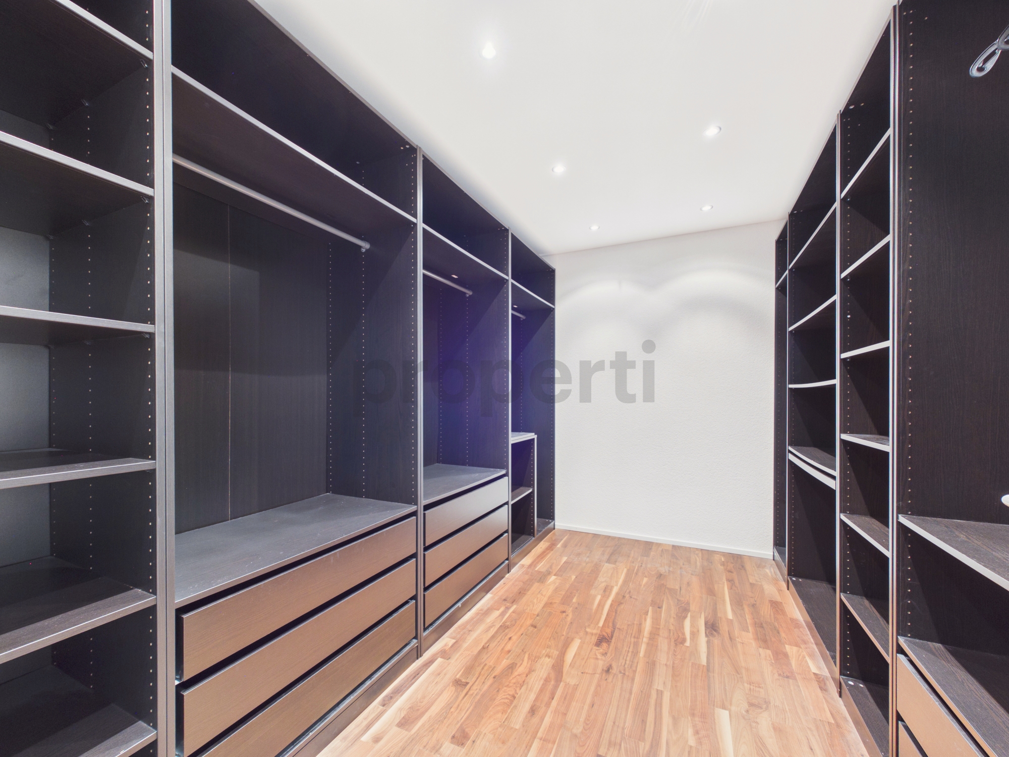 Begehbarer Kleiderschrank mit Einbauschränken