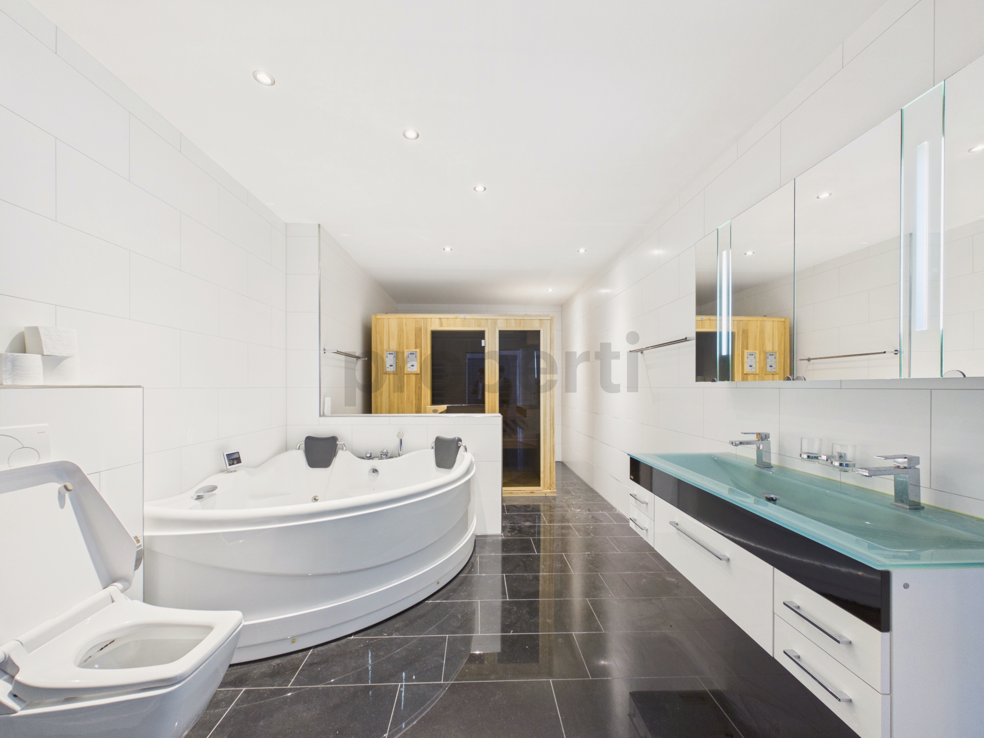Luxuriöses Badezimmer mit Whirlpoolwanne
