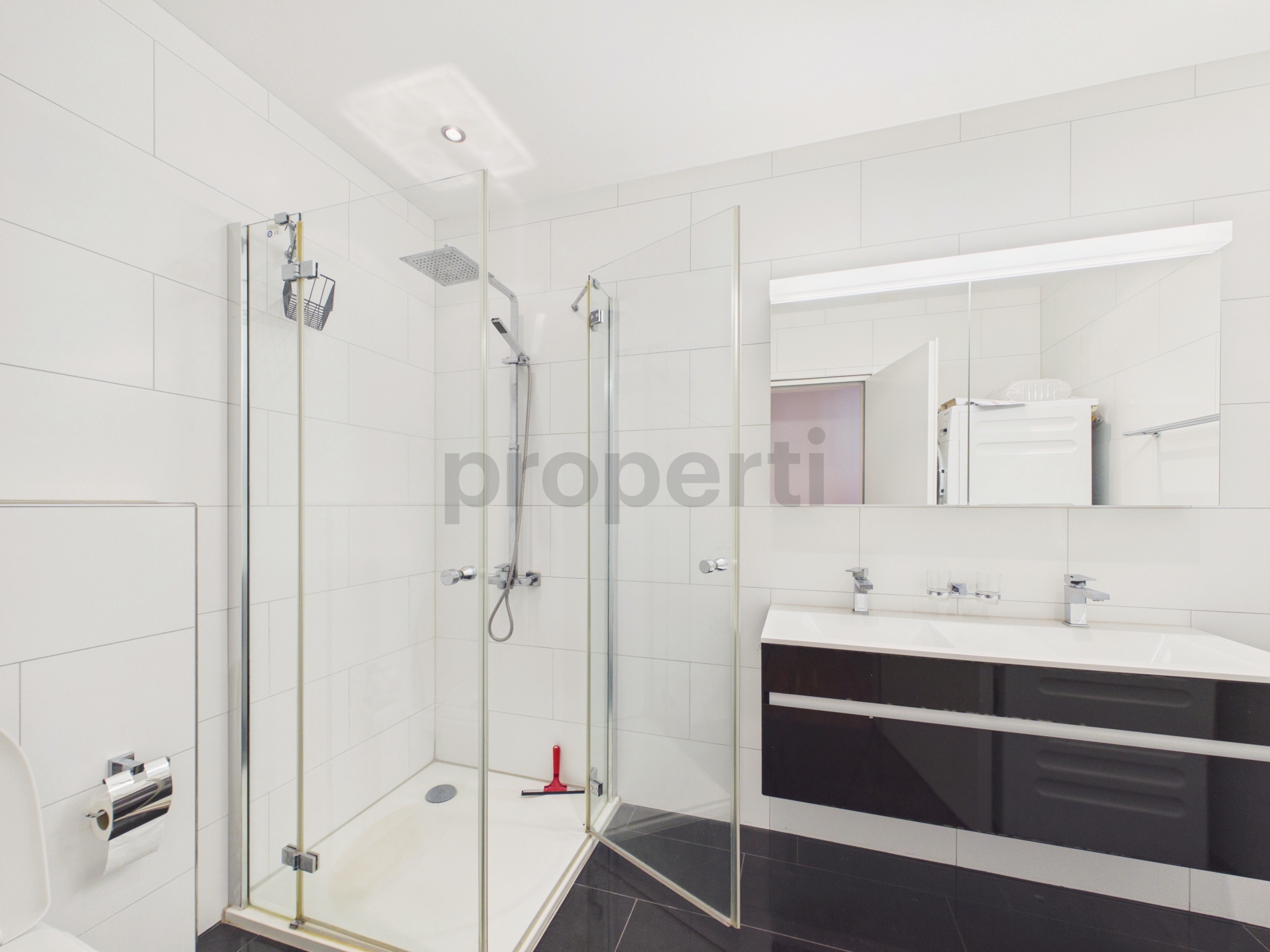 Modernes Badezimmer mit Walk-in-Dusche und Doppelwaschtisch