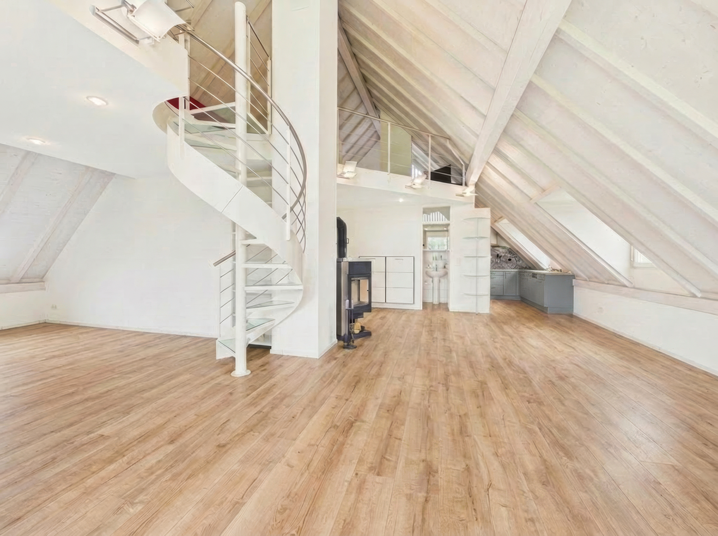 Großzügiger Dachraum mit Wendeltreppe