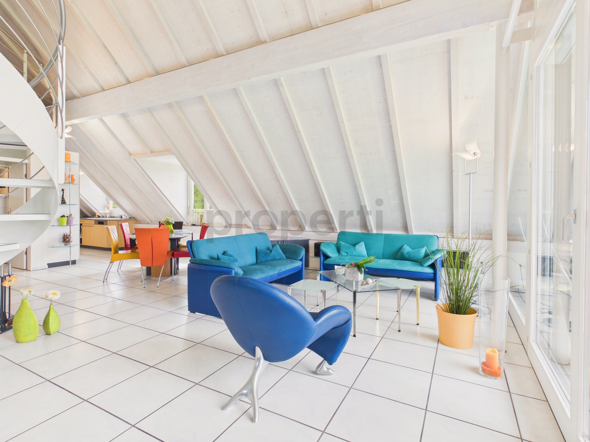 Helles Dachgeschoss-Wohnzimmer mit Sitzbereich