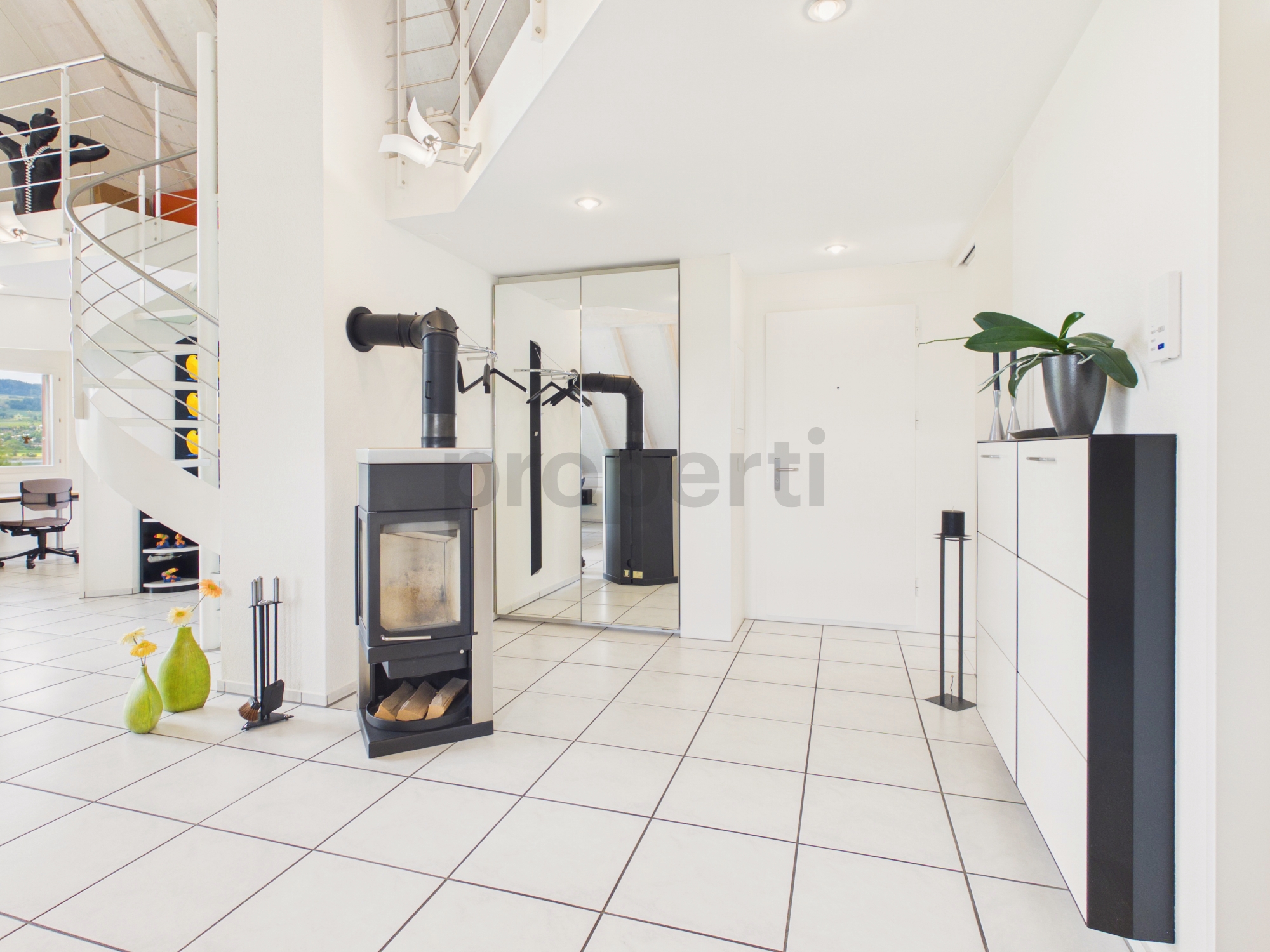 Moderner Wohnraum mit Kamin und Wendeltreppe