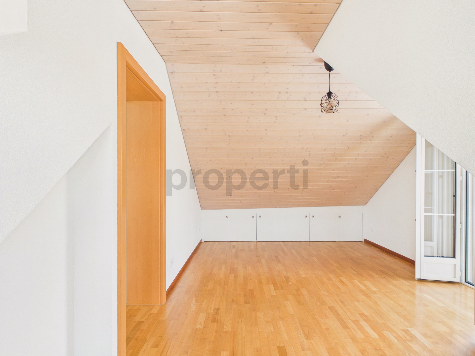 Heller Dachraum mit Holzdecke