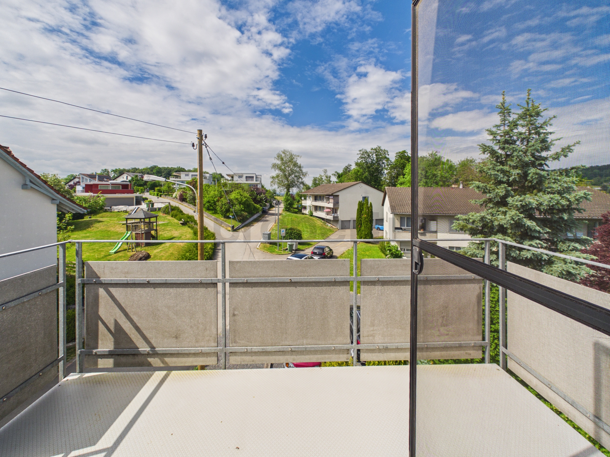 Balkon mit Blick ins Wohngebiet