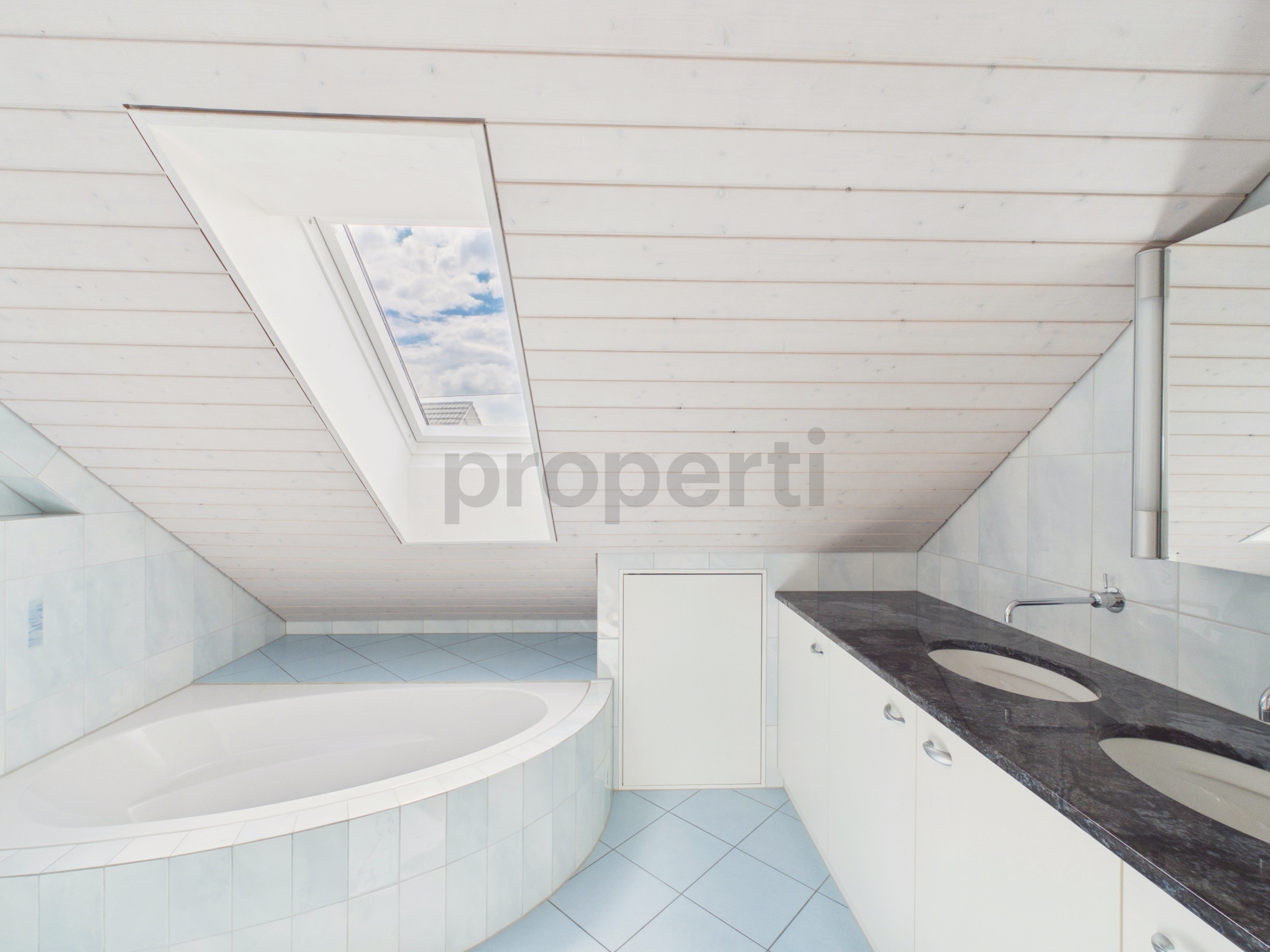 Dachbadezimmer mit Badewanne und Doppelwaschtisch