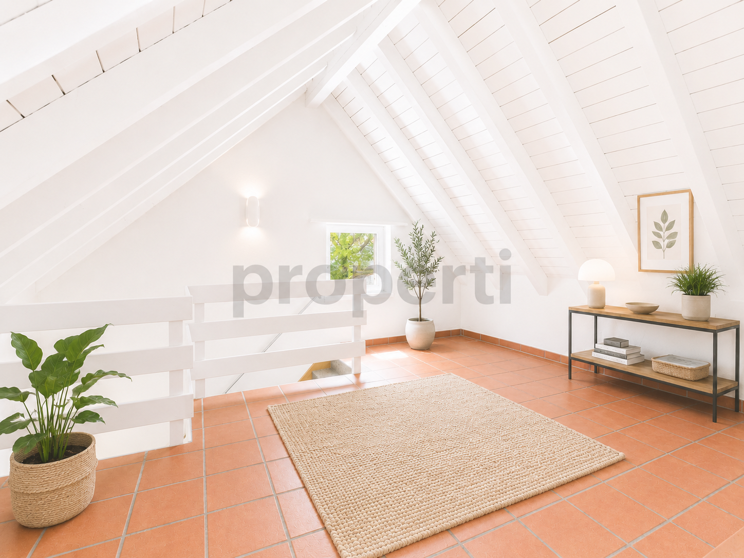 Heller Dachraum mit Terrakottafliesen und Pflanzendekor