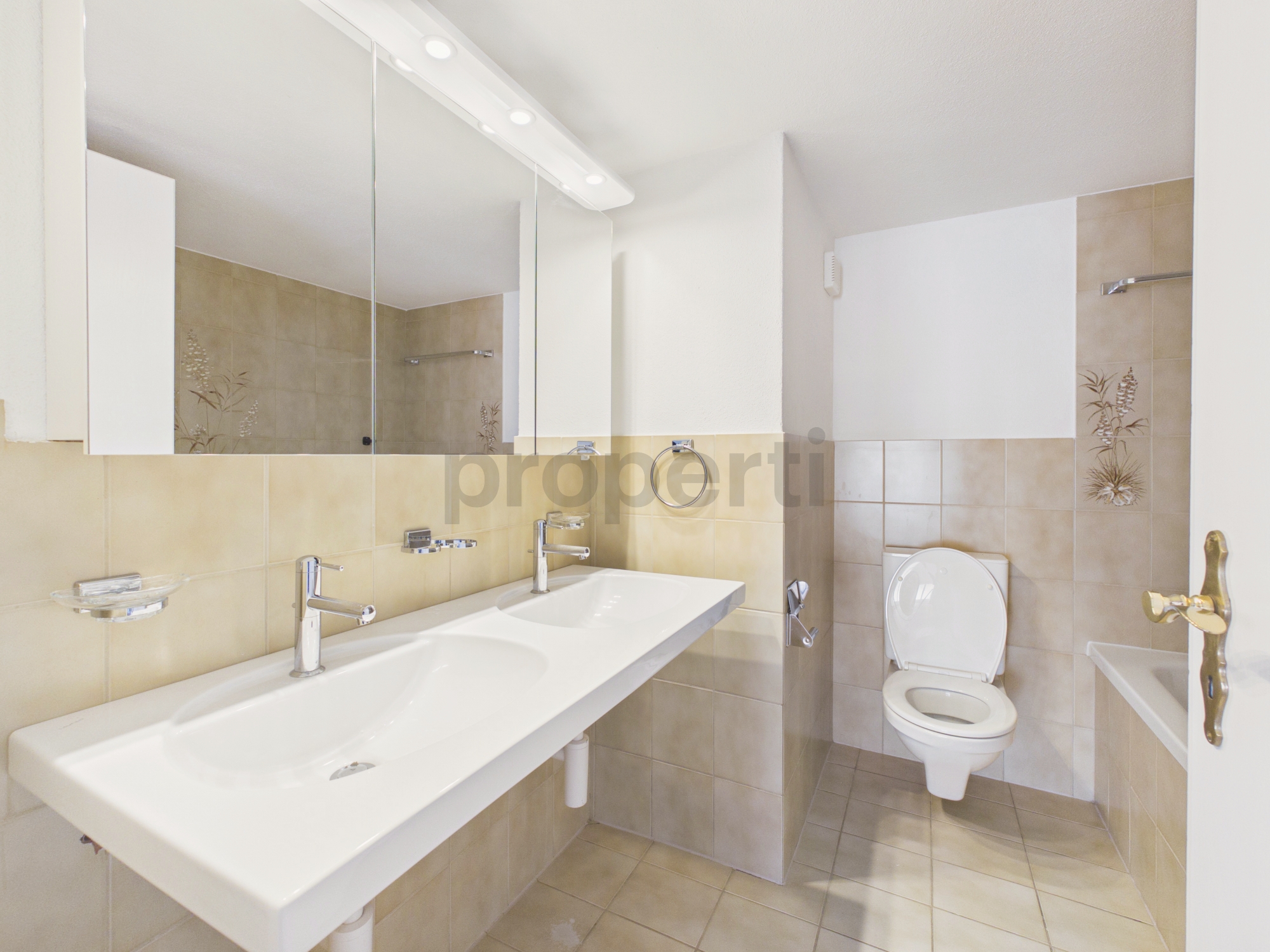 Helles Badezimmer mit Doppelwaschtisch und WC