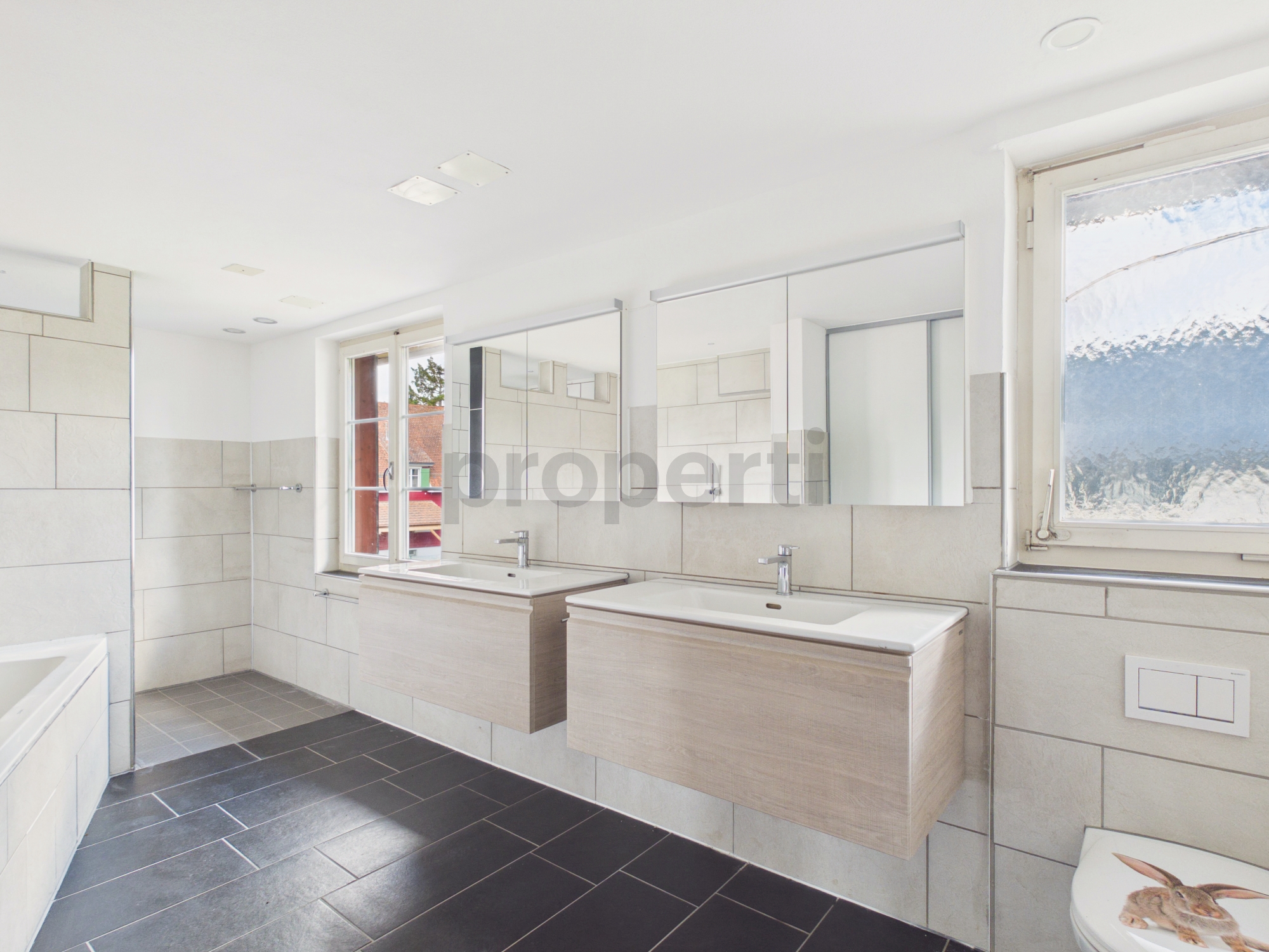Modernes Badezimmer mit Doppelwaschtisch
