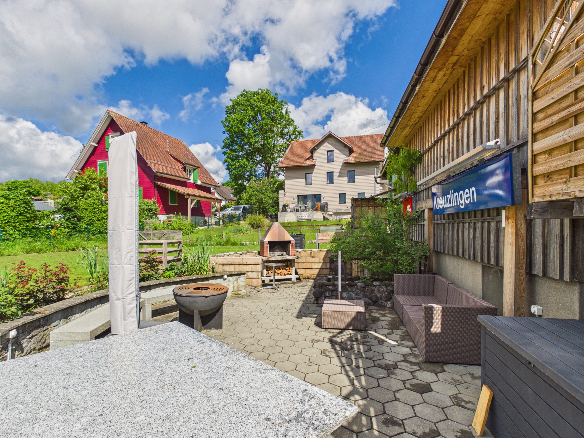 Garten-Terrasse mit Grill und Sitzbereich
