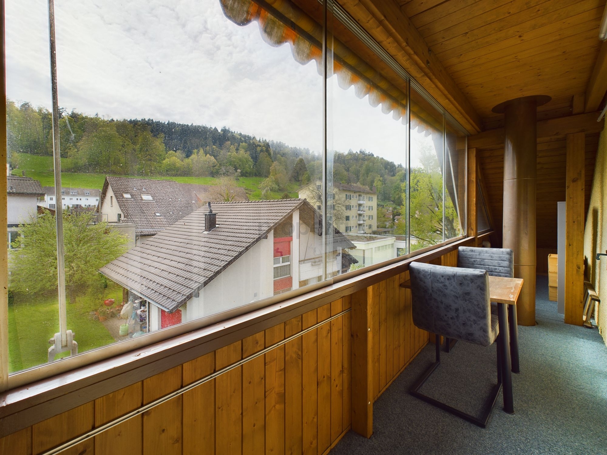 Überdachter Balkon mit Bergblick