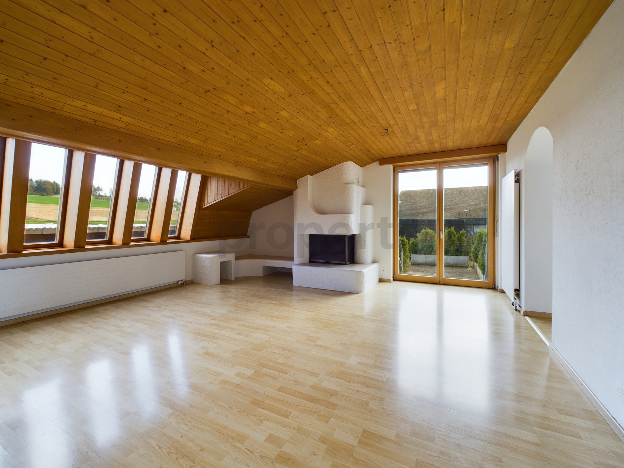 Heller Wohnraum mit Holzdecke und Kamin