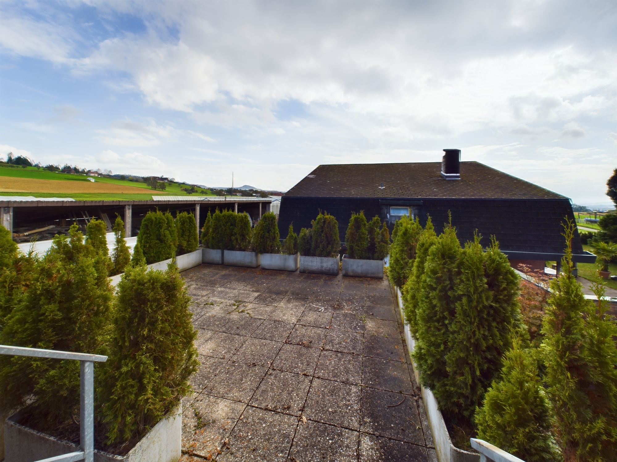 Terrasse mit Blick auf ein ländliches Anwesen