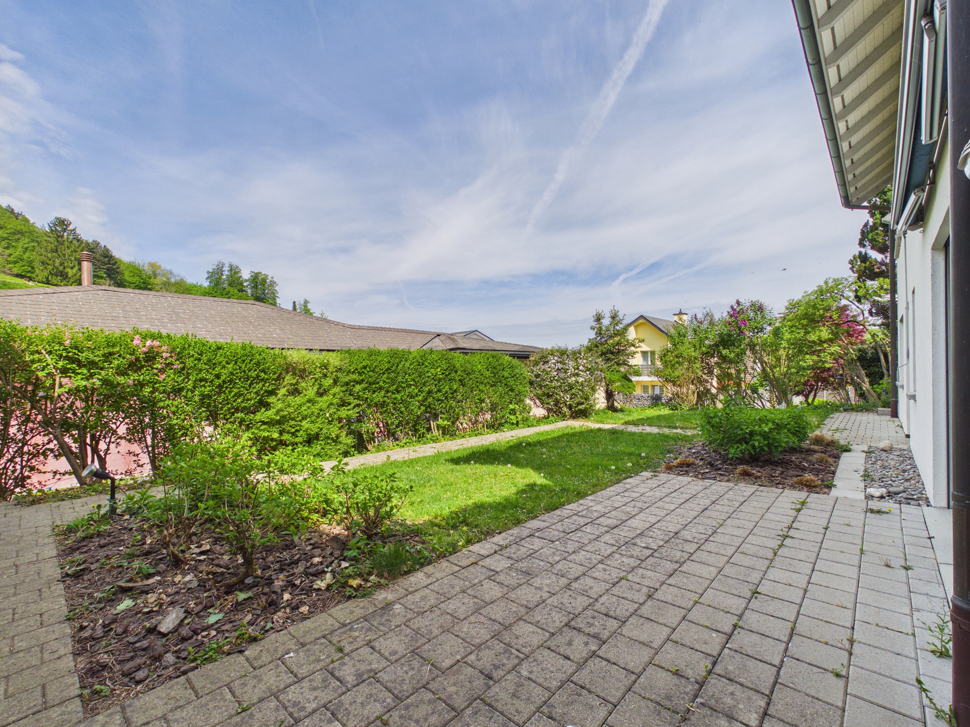 Garten- und Terrassenansicht mit Wohnhaus