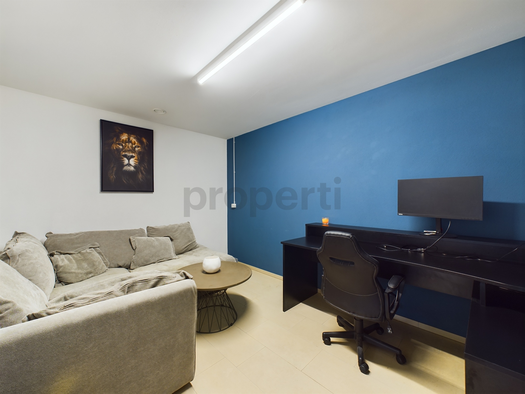 Kleines Arbeits- und Wohnzimmer mit blau-weißer Wandgestaltung