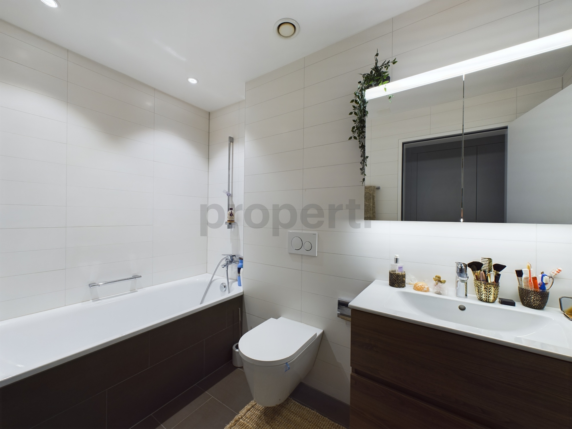 Modernes Badezimmer mit Badewanne, Waschtisch und WC