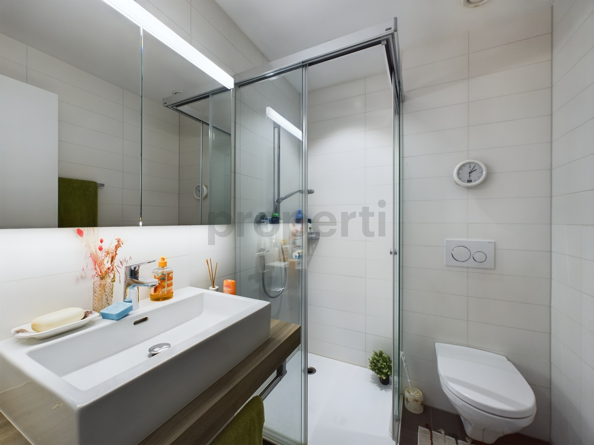 Modernes Bad mit Glasdusche und wandhängendem WC