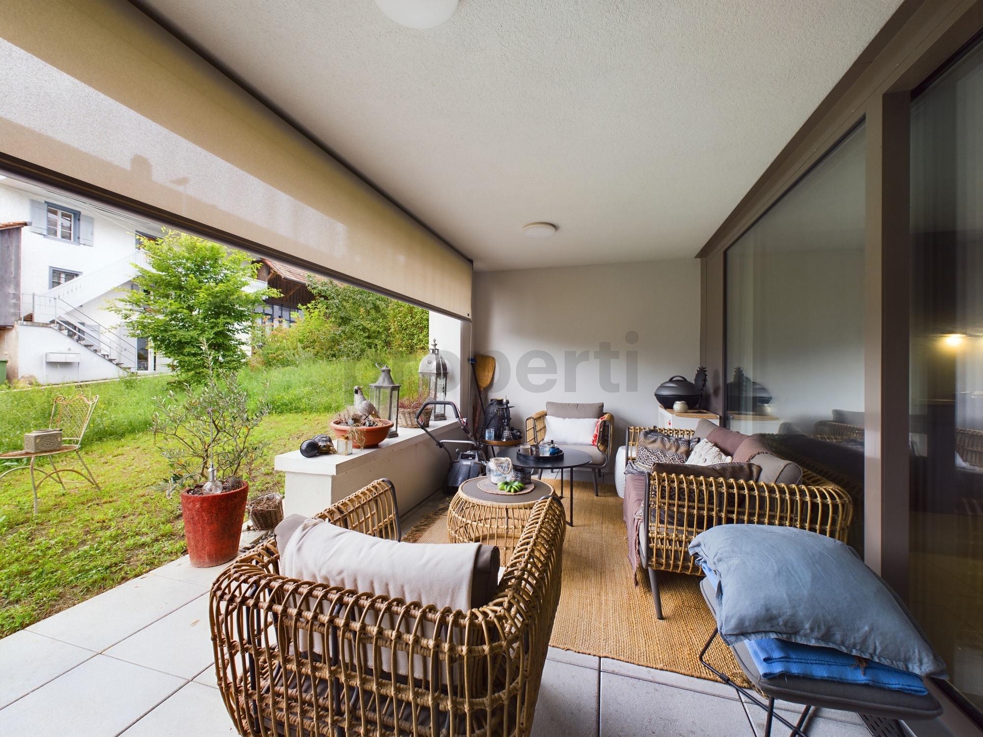 Überdachte Terrasse mit Gartenmöbeln