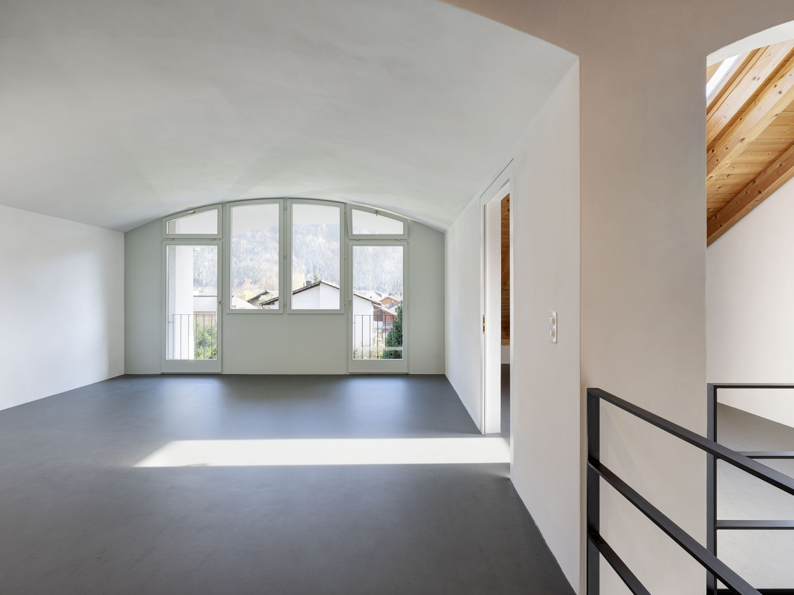 Helles Dachgeschoss mit Galerie und großem Fenster