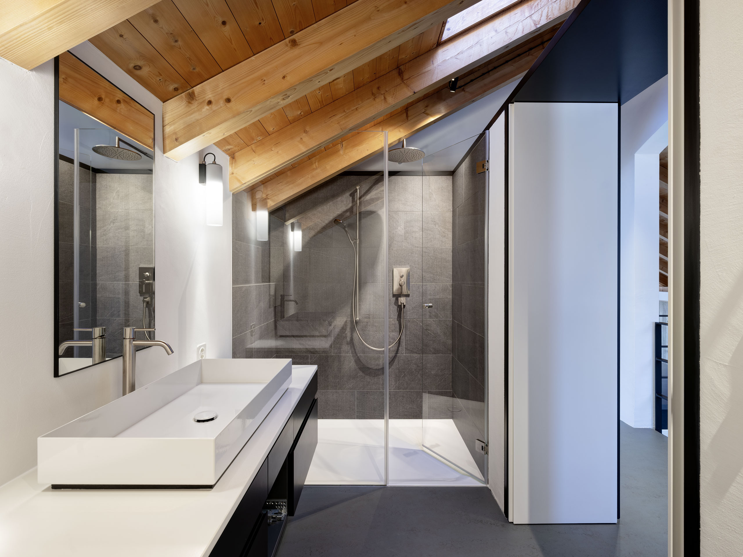 Modernes Dachbad mit Dusche und Waschbecken