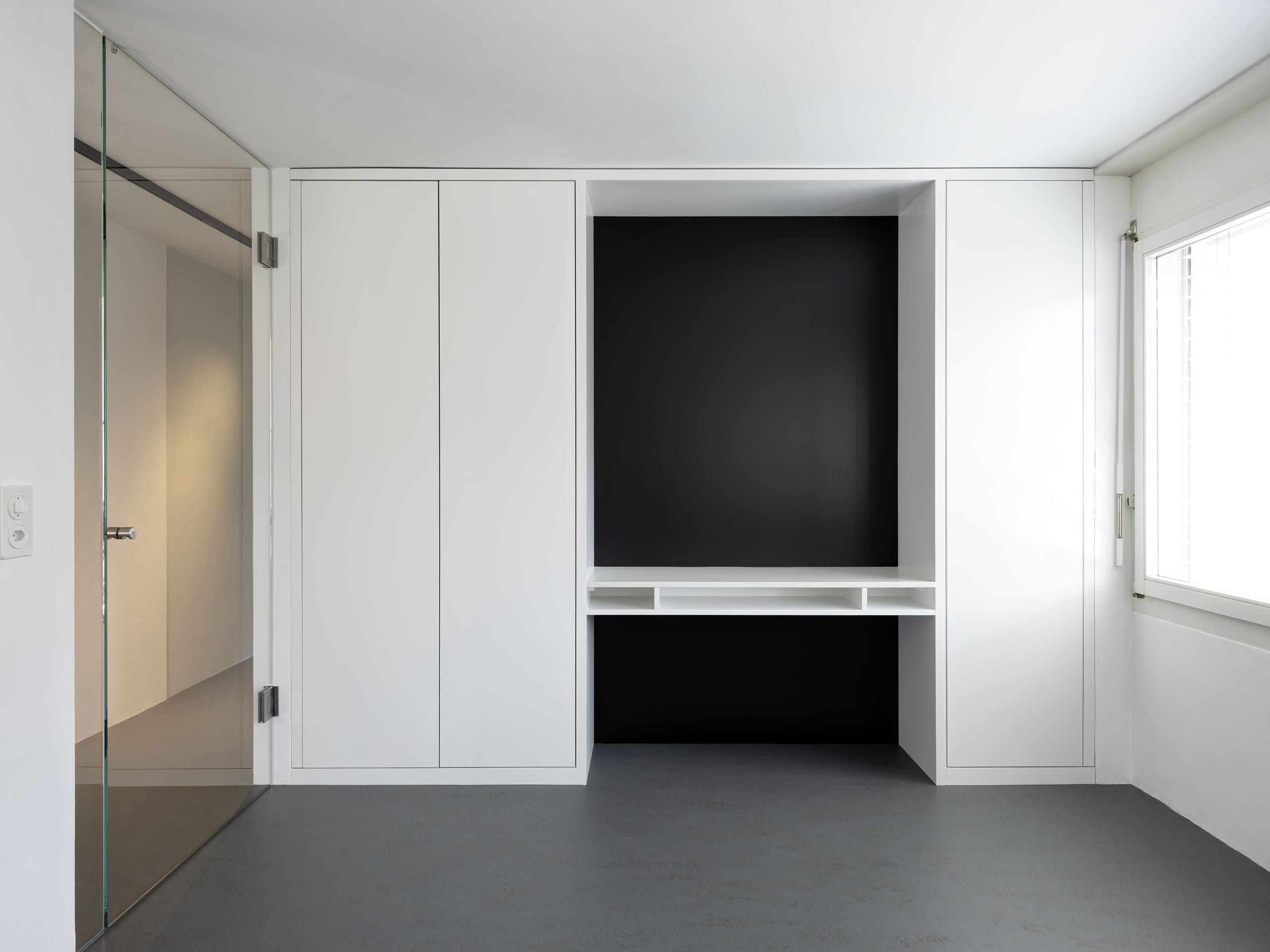 Modernes helles Zimmer mit Einbauschränken