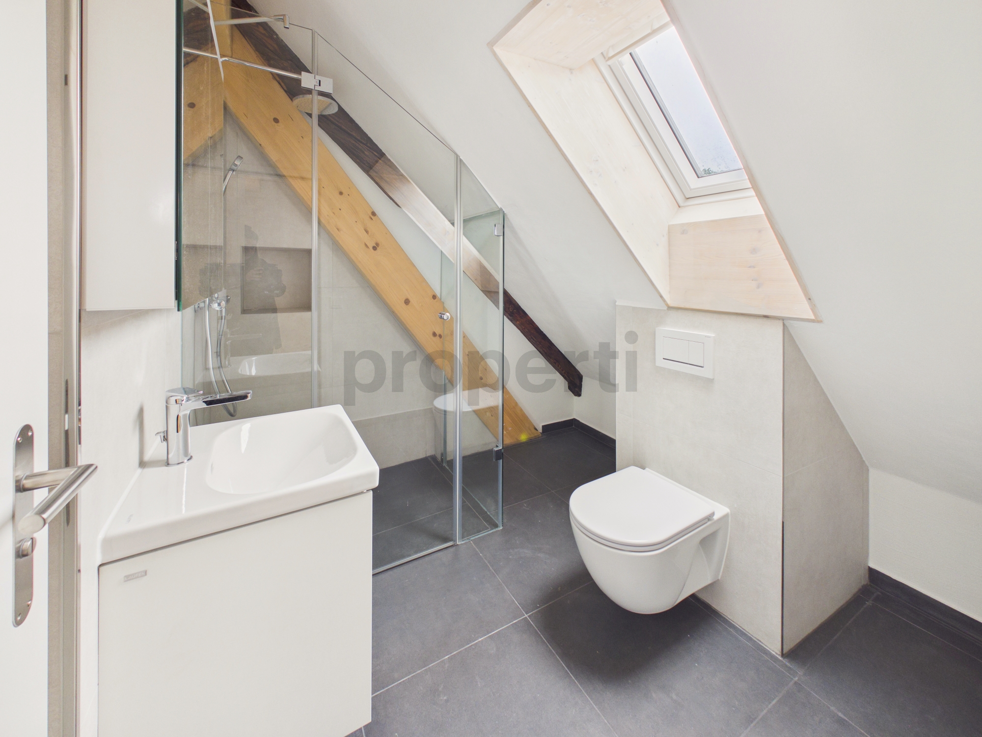 Modernes Dachgeschoss-Bad mit Dusche, WC und Waschtisch