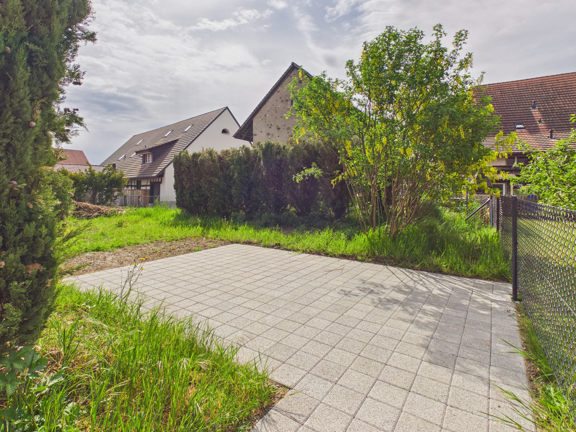 Garten mit gepflasterter Fläche