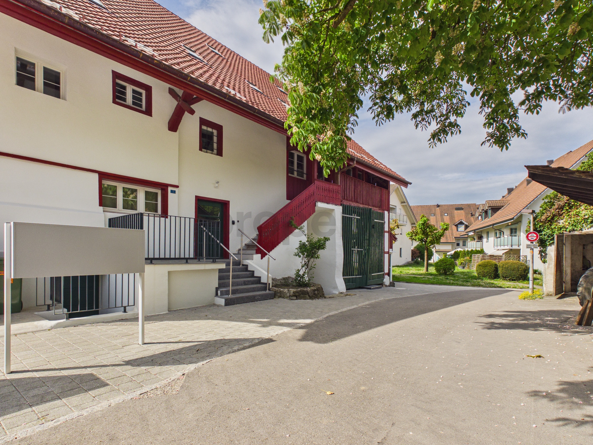 Wohnhaus mit roter Ziegeldachlandschaft