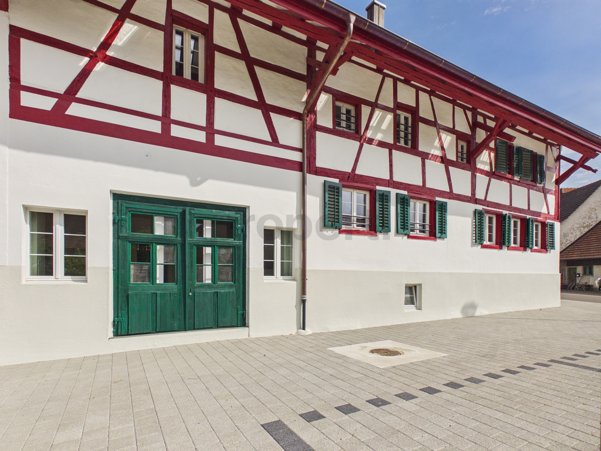 Fachwerkhaus mit rot-weißer Fassade