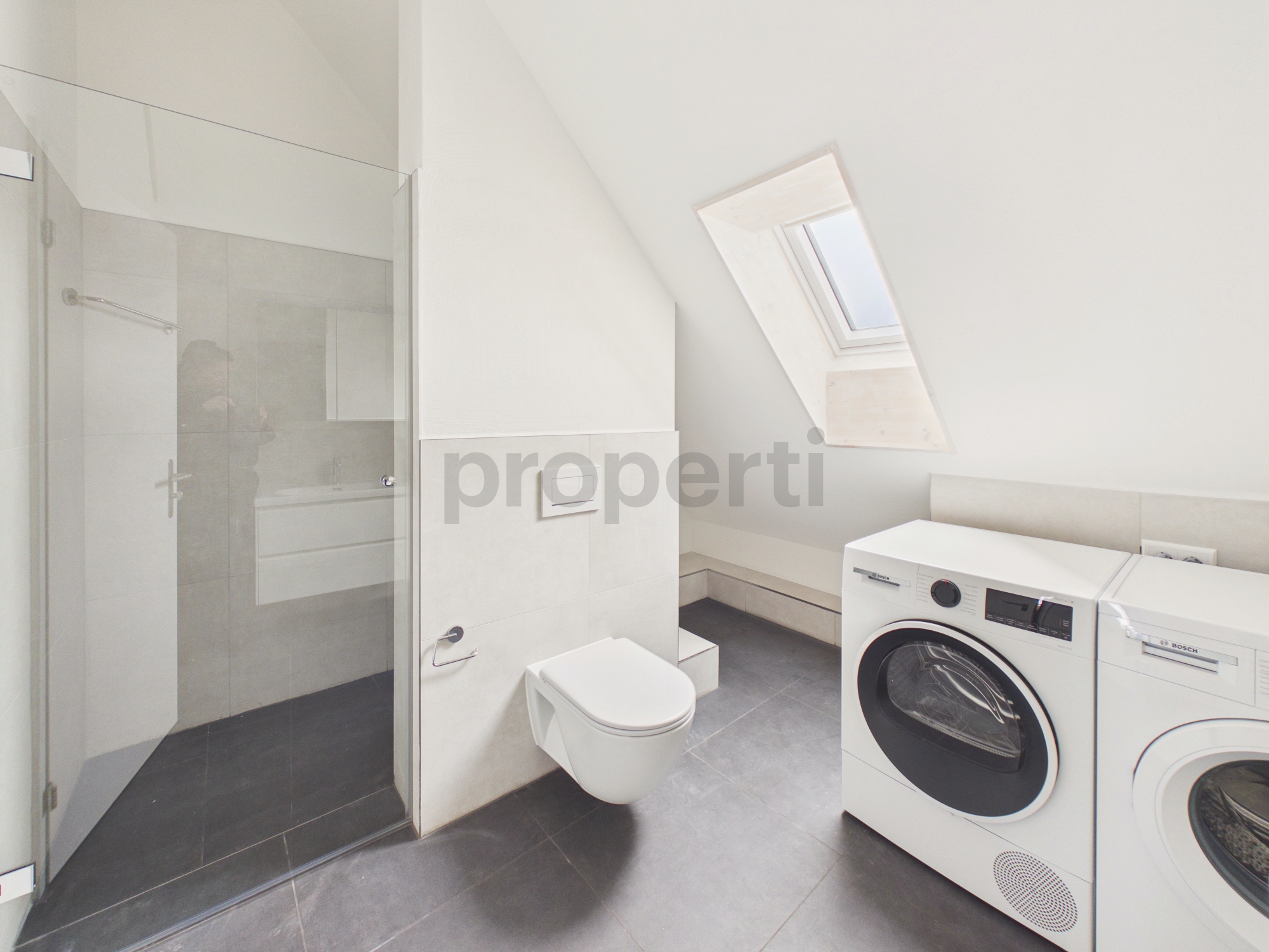 Dachbad mit Dusche, WC und Waschmaschinenbereich