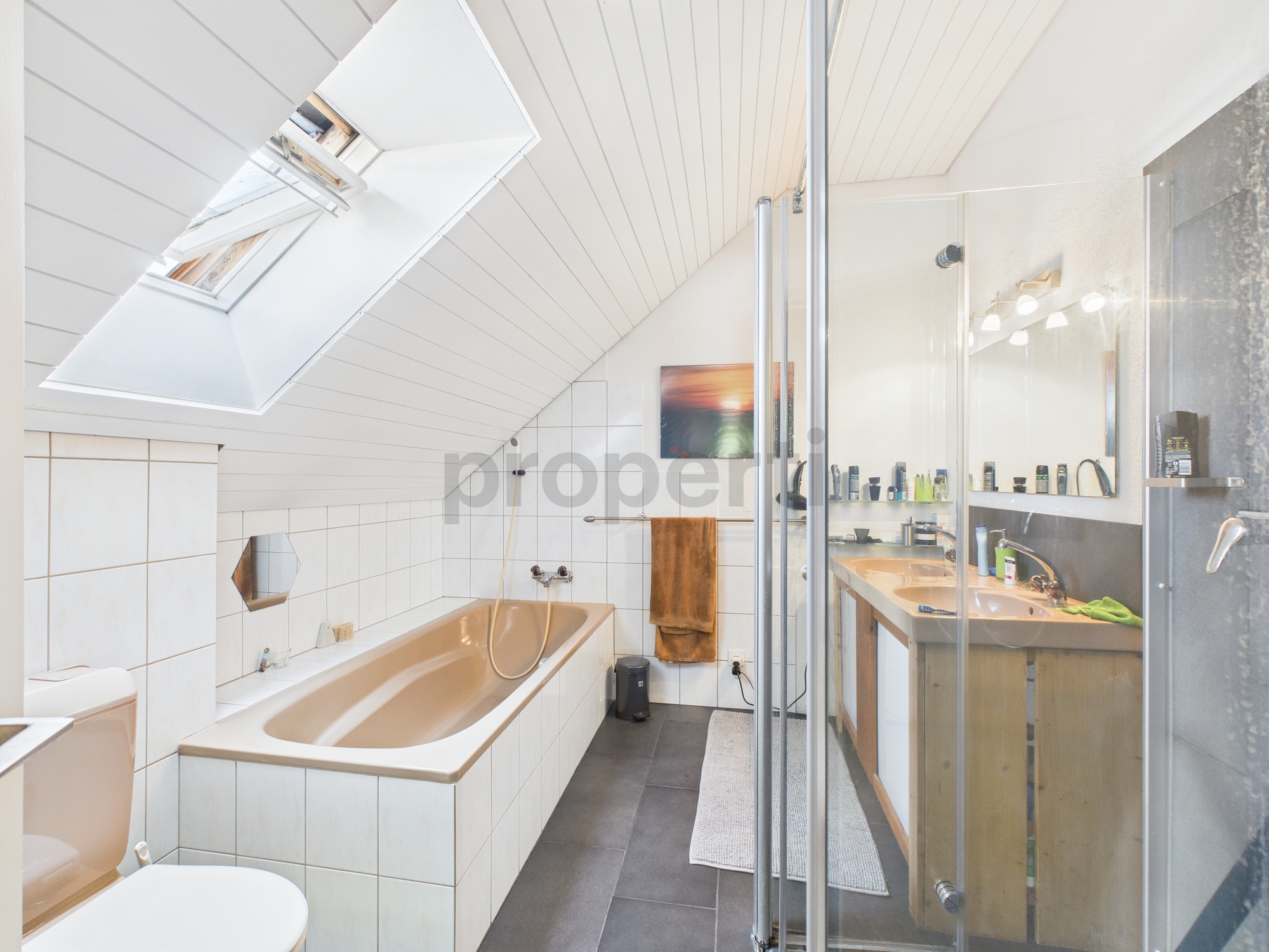 Dachbad mit Badewanne und Dusche