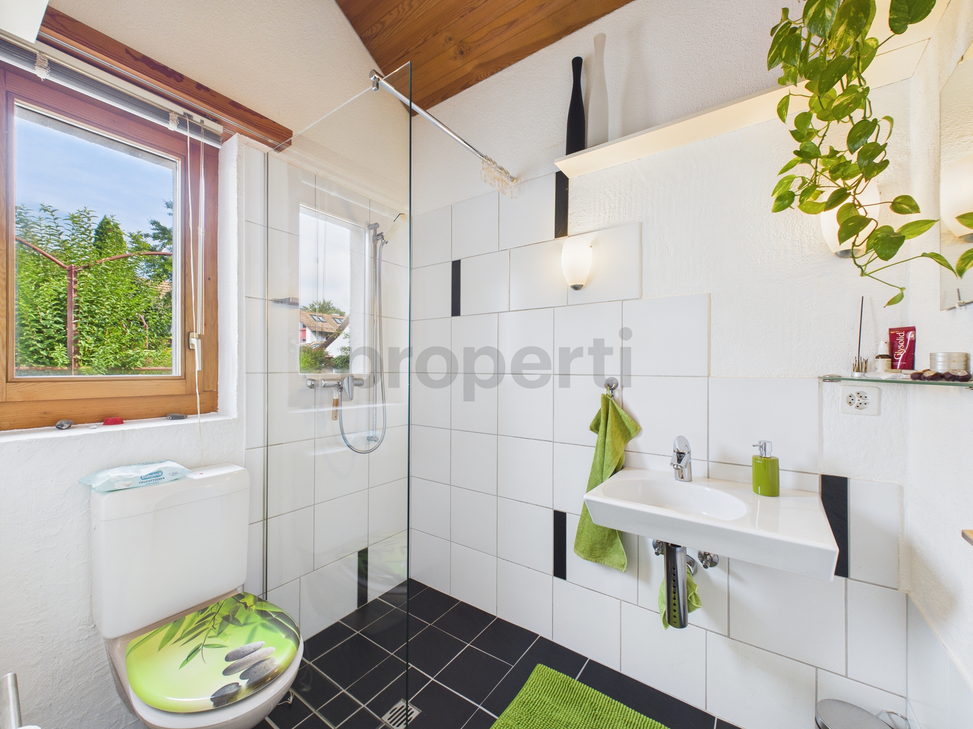 Modernes Badezimmer mit Dusche und Fenster