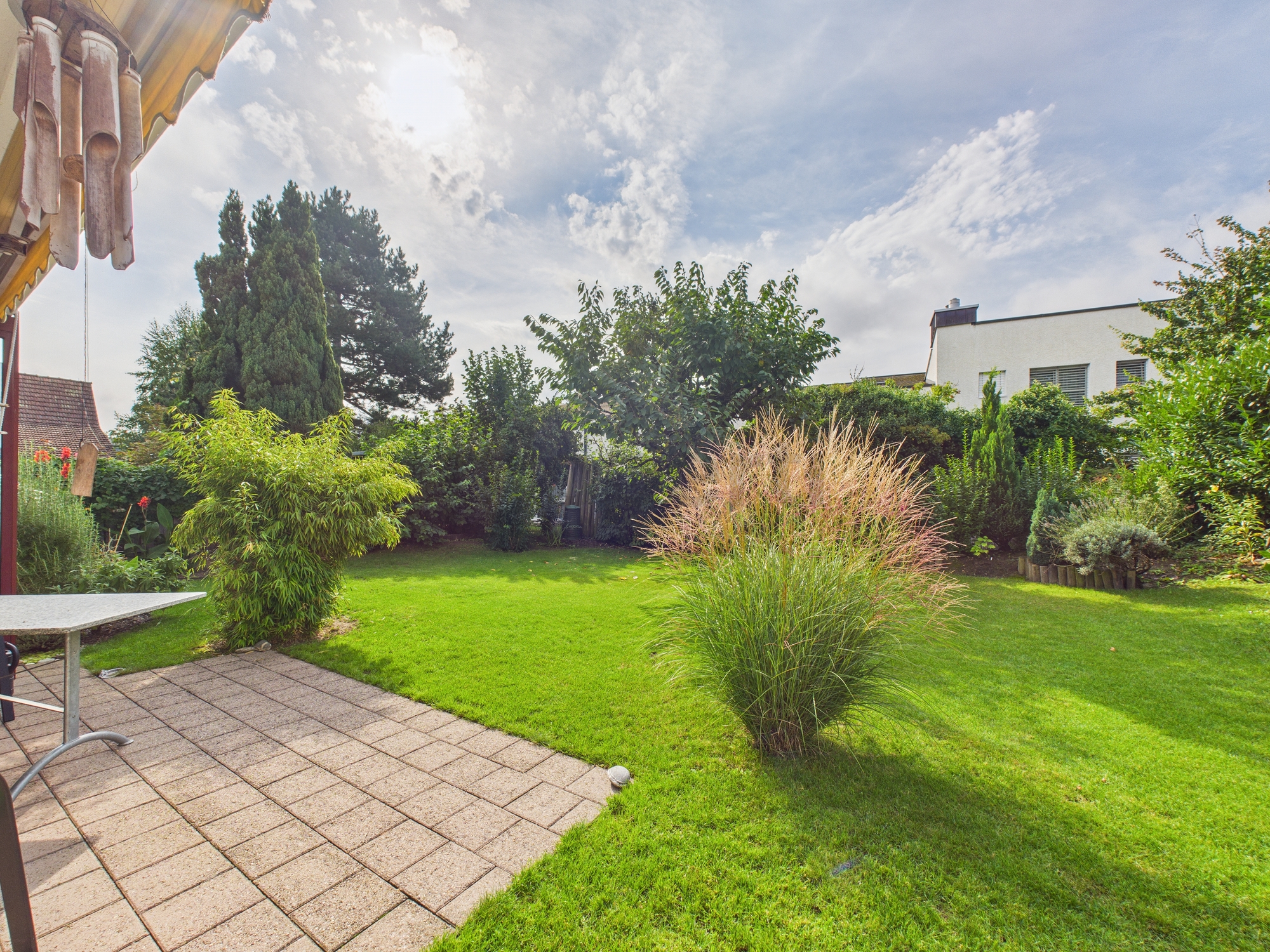 Großer gepflegter Garten mit Terrasse