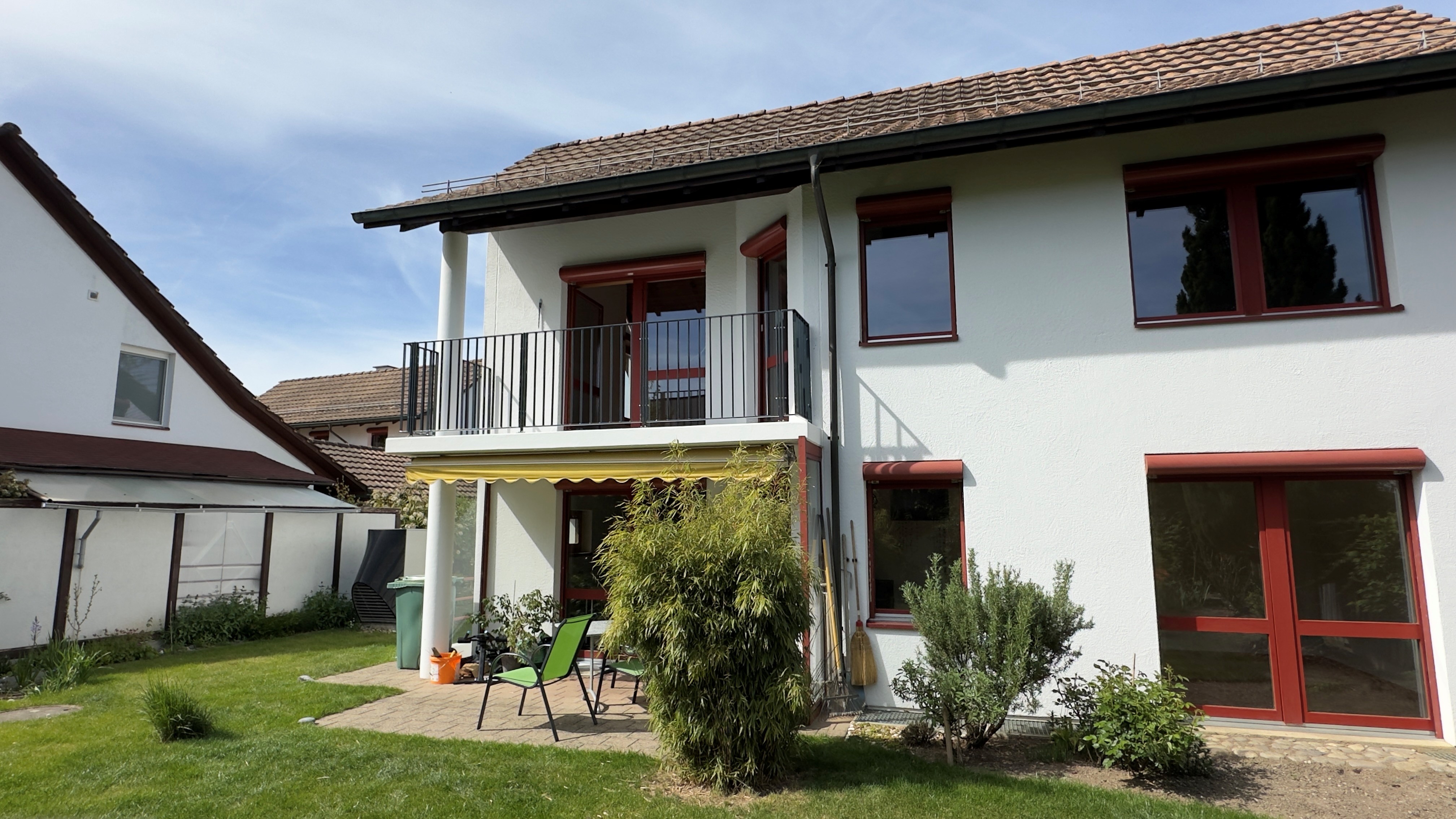 Wohnhaus mit Garten und Balkon