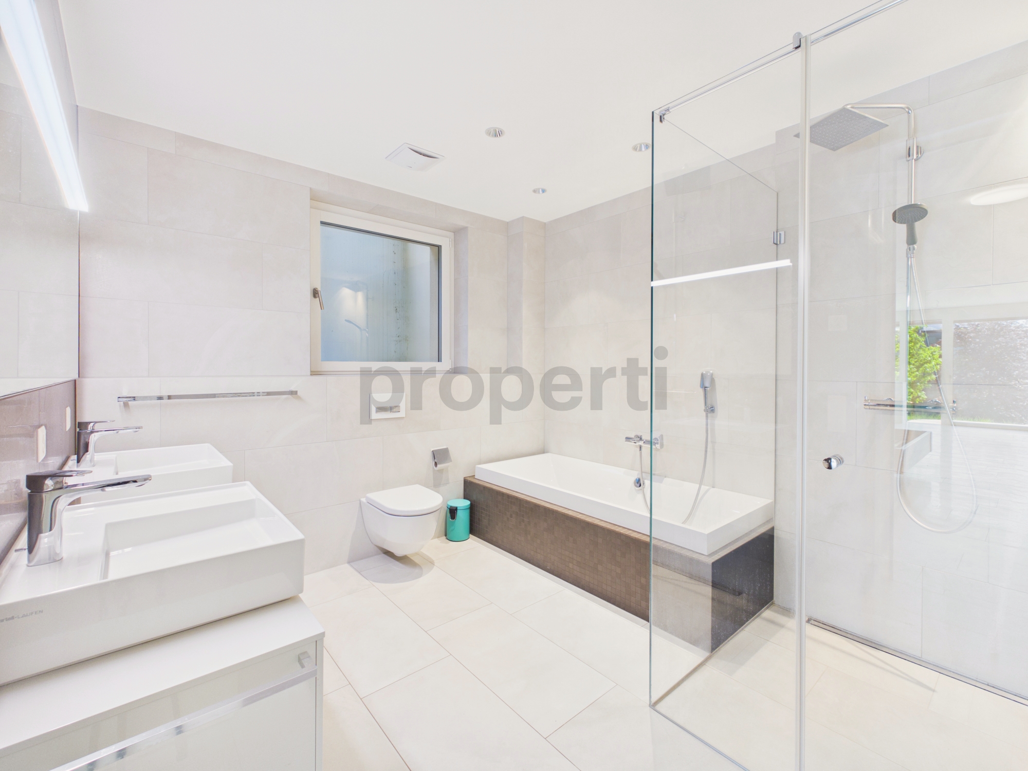 Modernes Badezimmer mit Dusche und Wanne
